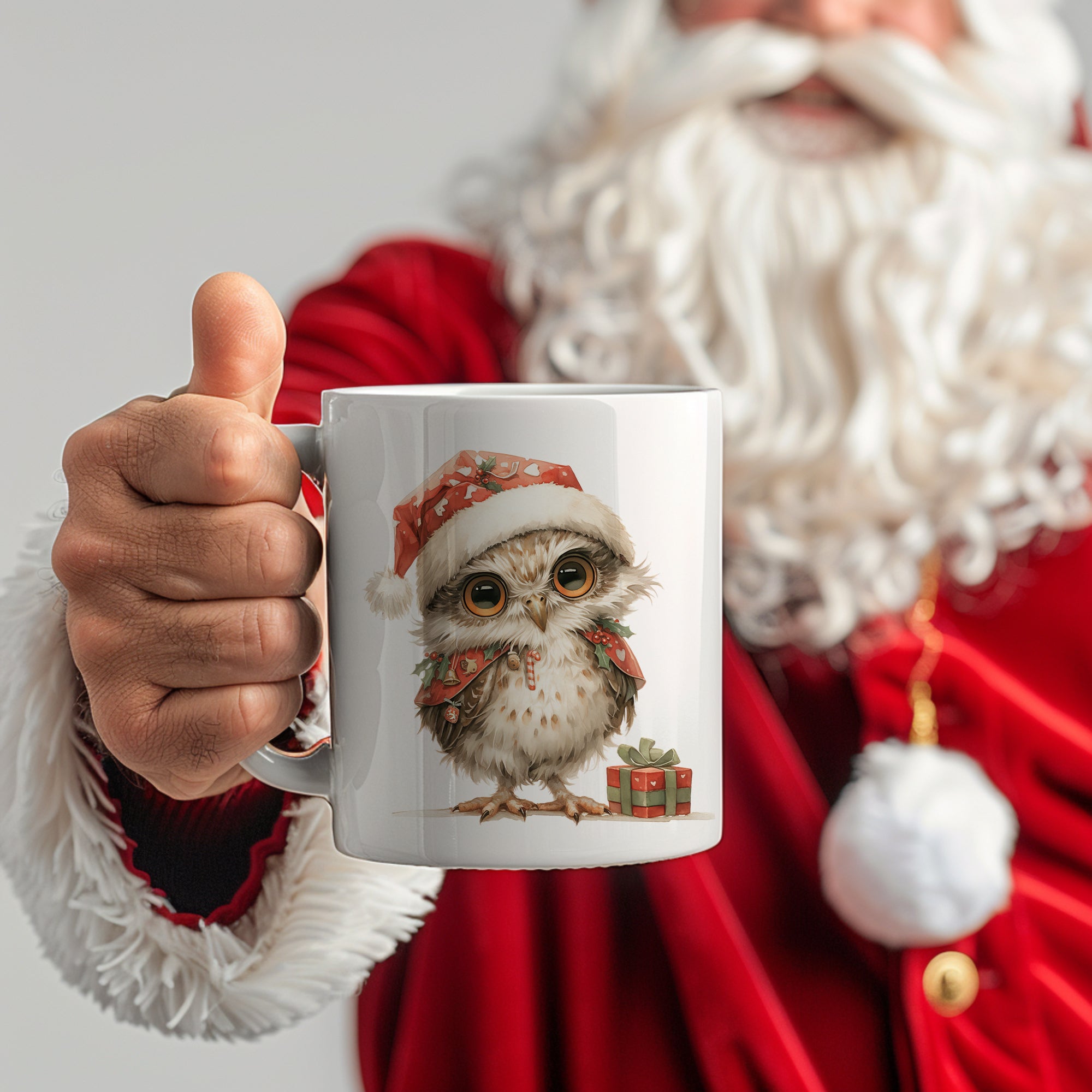 Tasse mit einer Eule im Weihnachtsmann-Hut und Geschenk.
