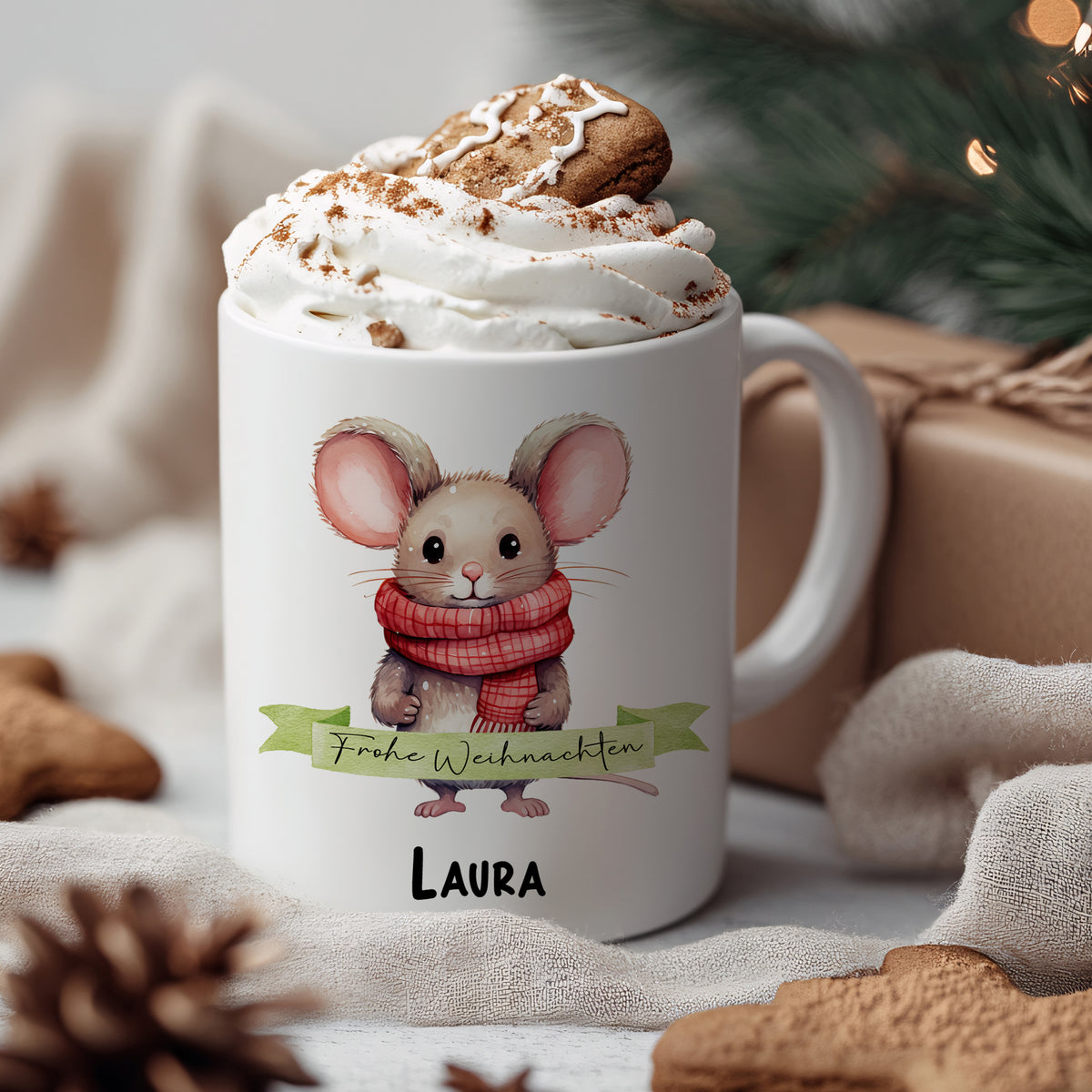 Weißer Becher mit Maus-Illustration und Weihnachtsgruß.