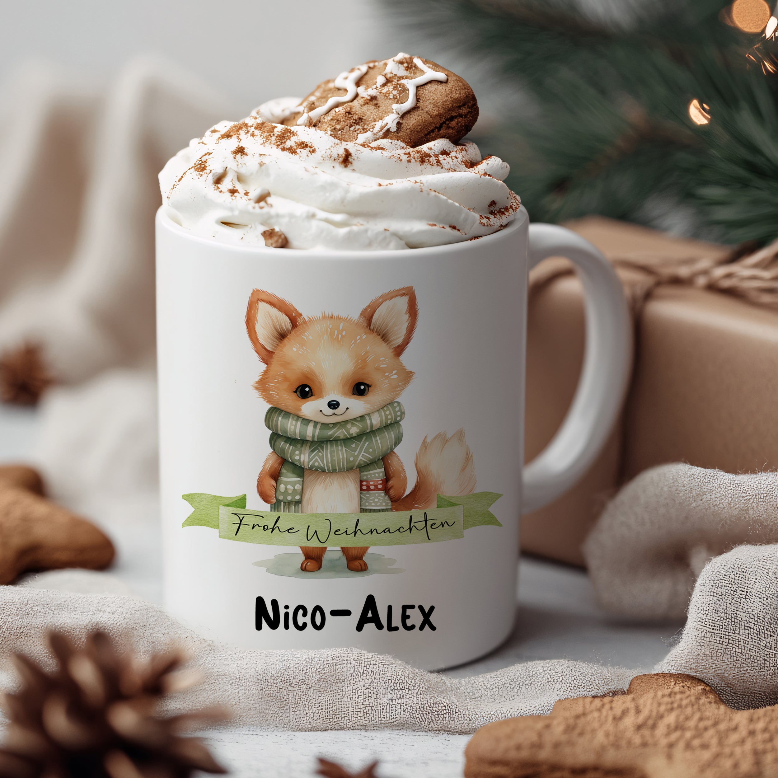 Tasse mit Fuchs-Motiv, Weihnachtsgruß und Keks.