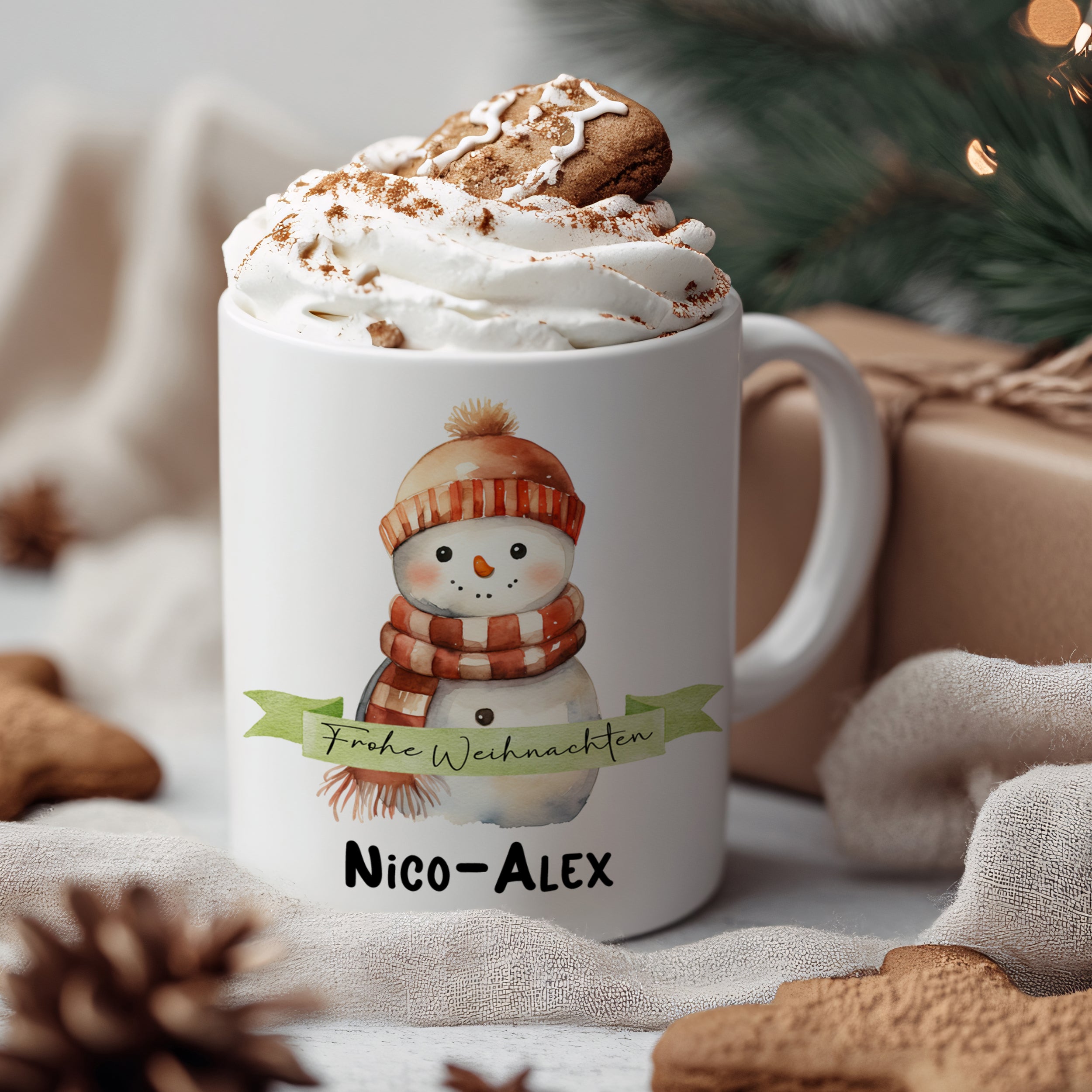Weißer Becher mit Schneemann, Weihnachtsgruß und Namen.