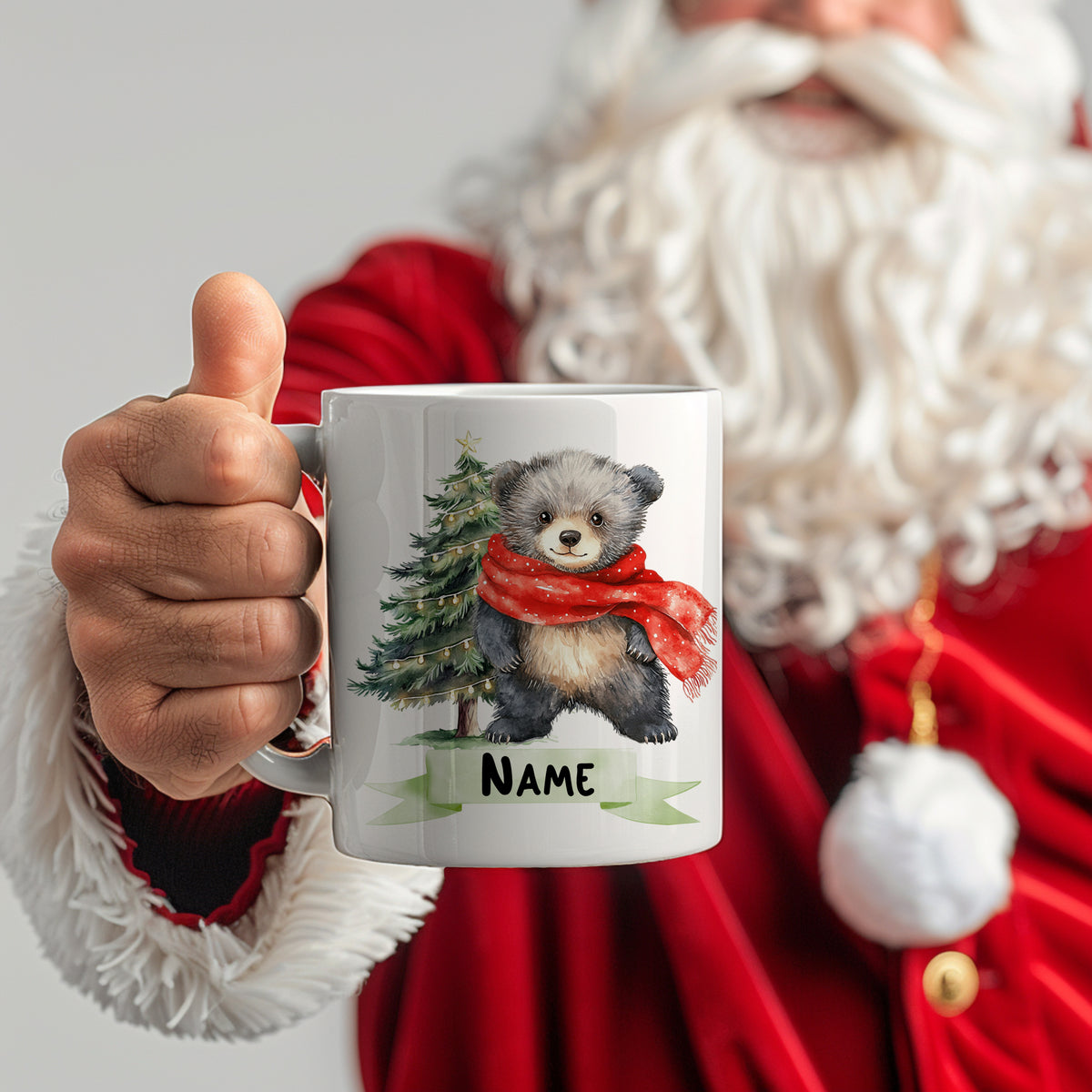 Tasse mit Bärenmotiv, Weihnachtsbaum und personalisierbarem Namen.