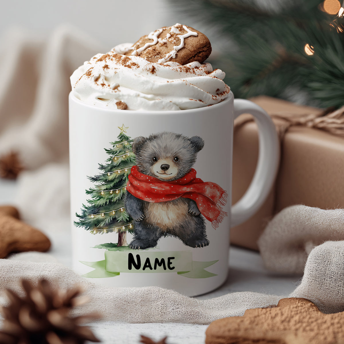 Tasse mit Bären, Weihnachtsbaum und personalisierbarem Namen.