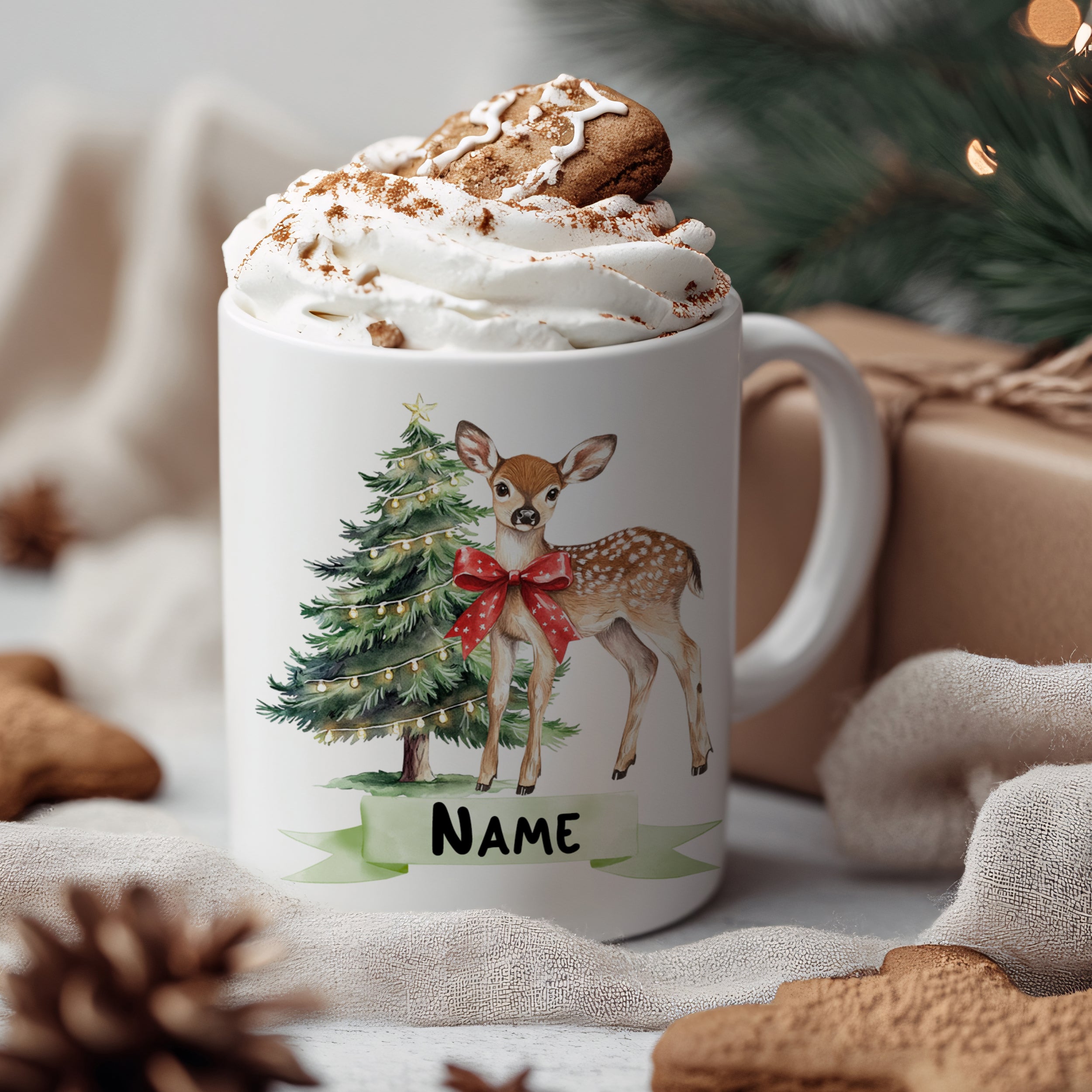Weißer Becher mit Reh, Weihnachtsbaum und personalisierbarem Namen.