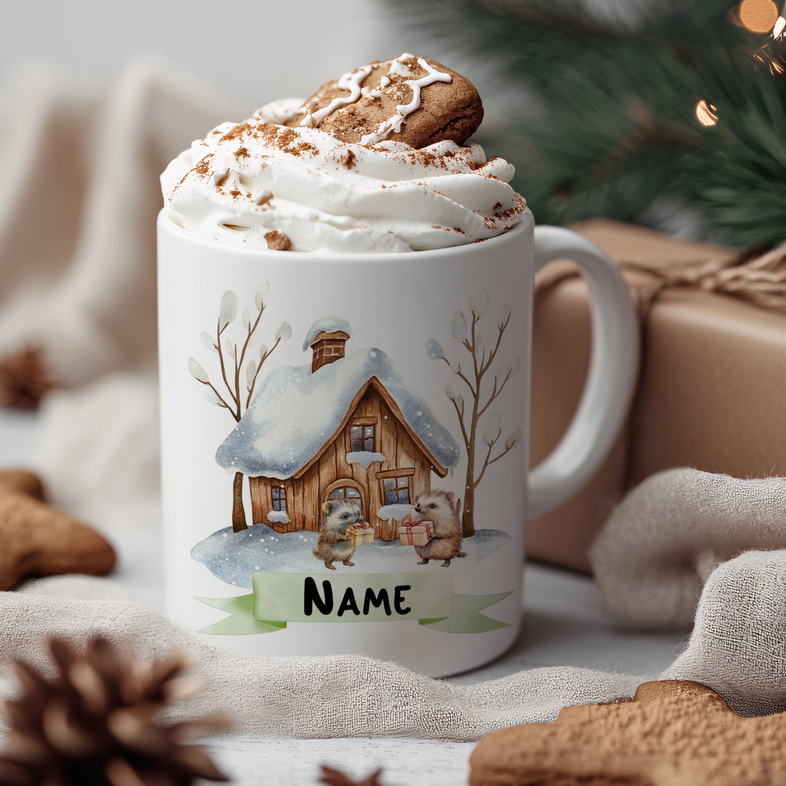 Weiße Tasse mit winterlicher Hausillustration und personalisierbarem Namen.