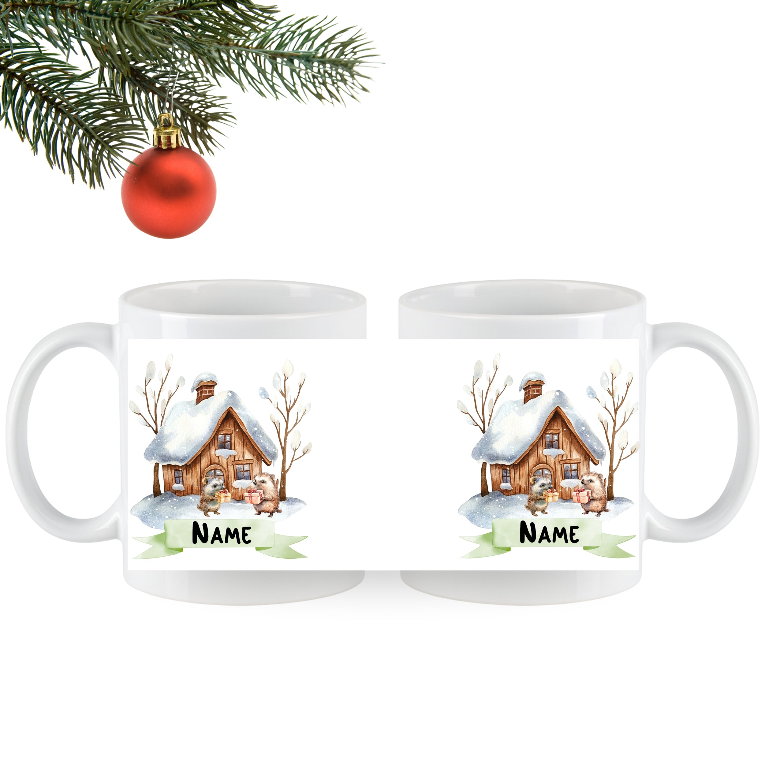 Weiße Tassen mit winterlichem Haus und personalisierbarem Namen.