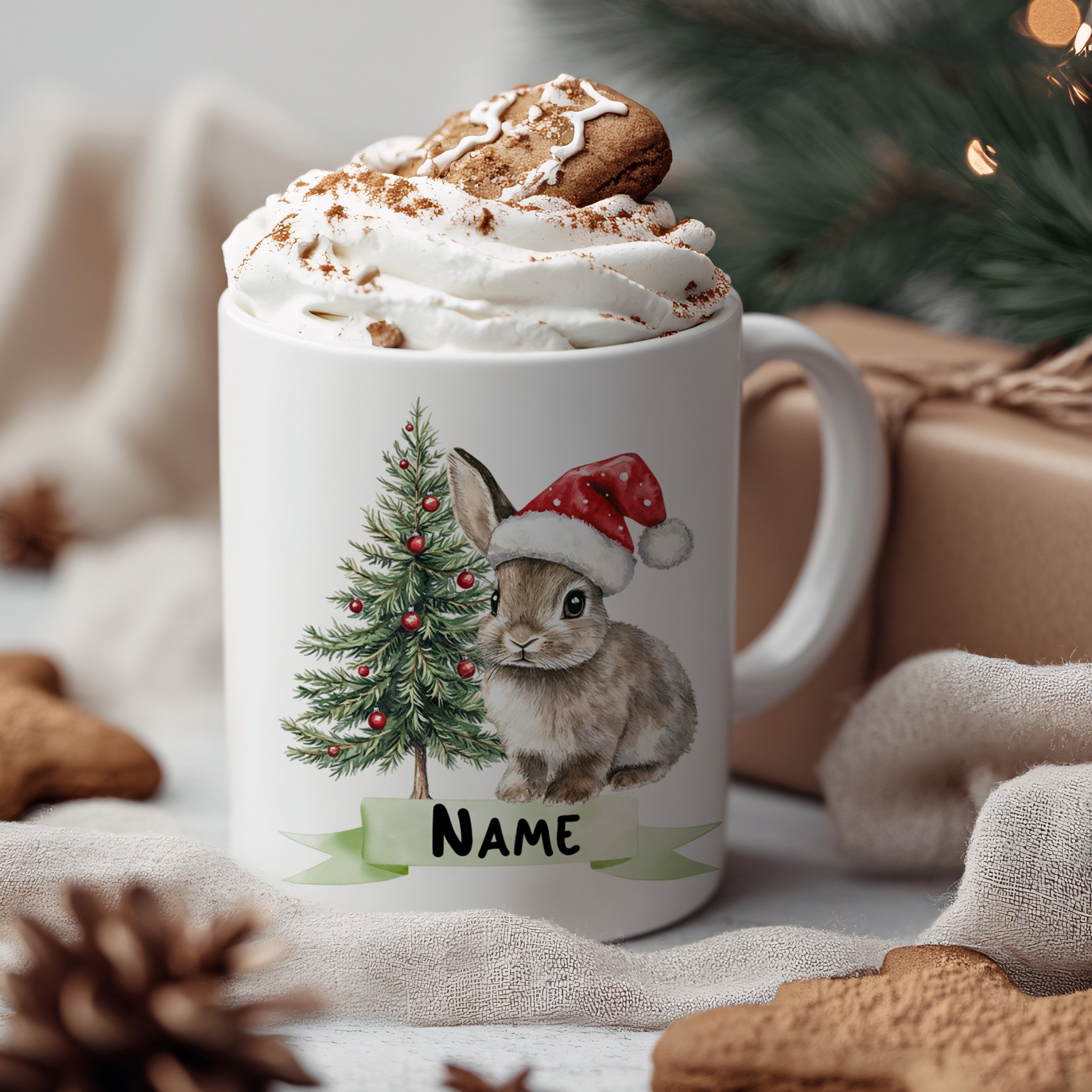Weißer Becher mit Weihnachtskaninchen und Tannenbaum.
