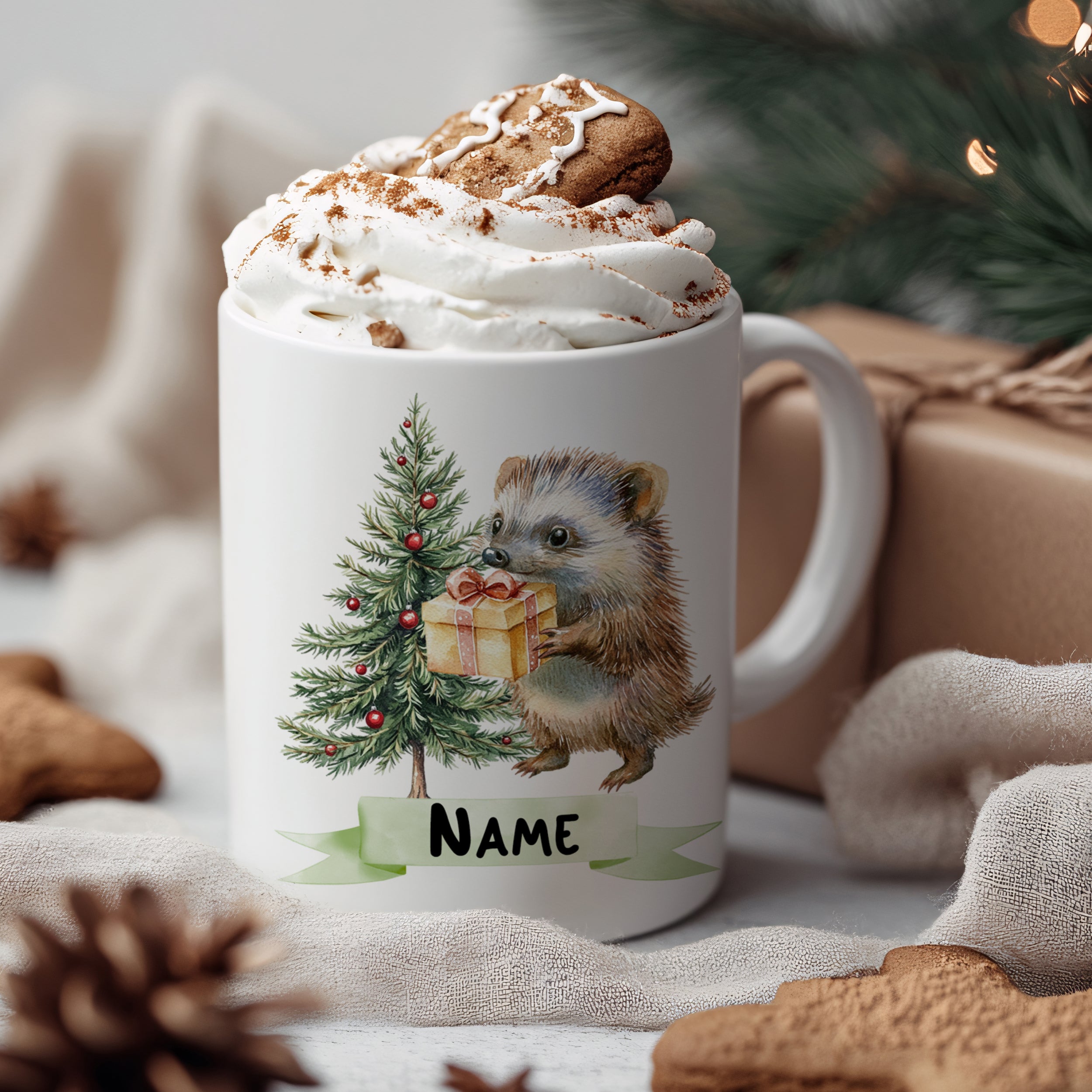 Tasse mit Igel, Weihnachtsbaum und Geschenk, personalisierbar.