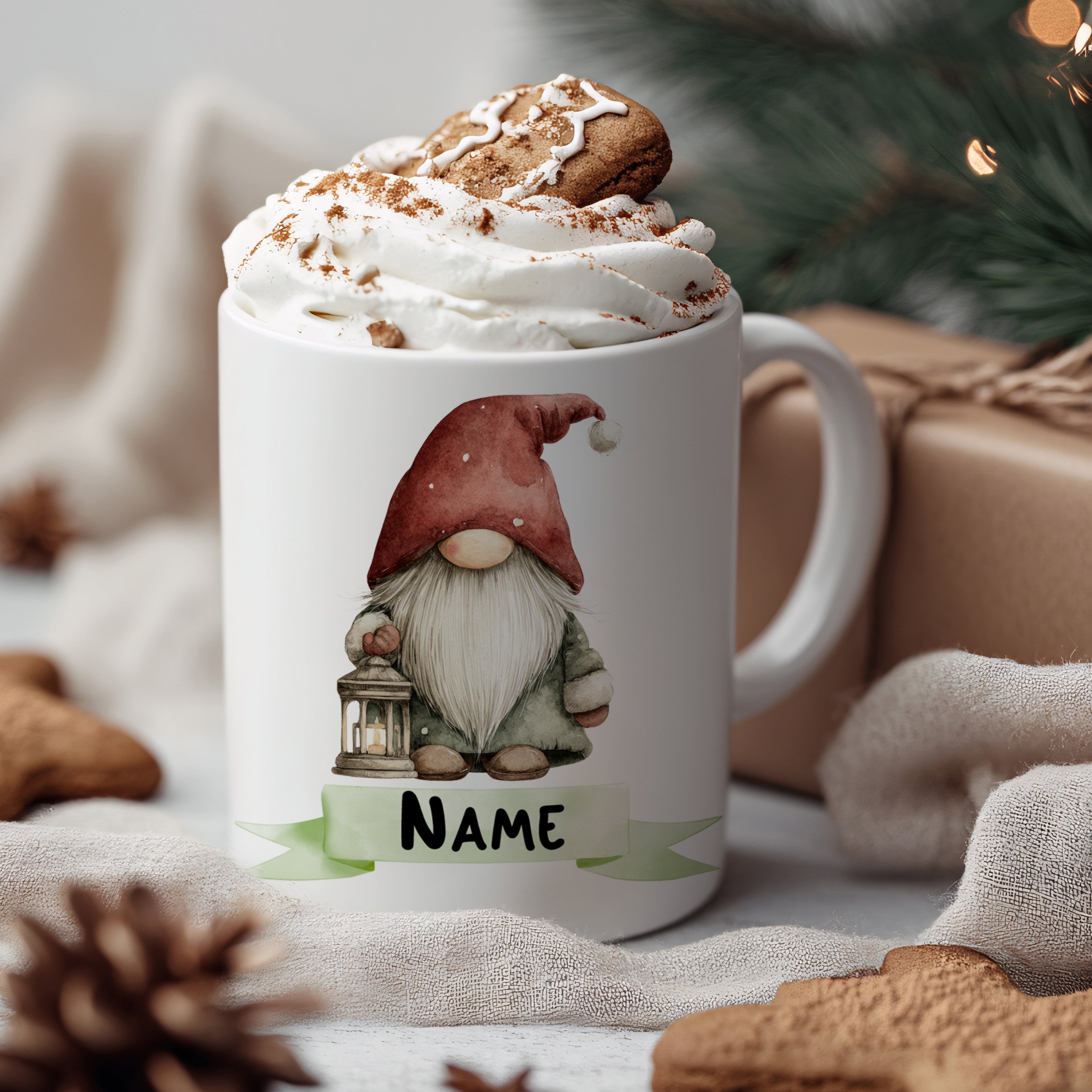 Tasse mit Gnom, rotem Hut und personalisierbarem Namen.