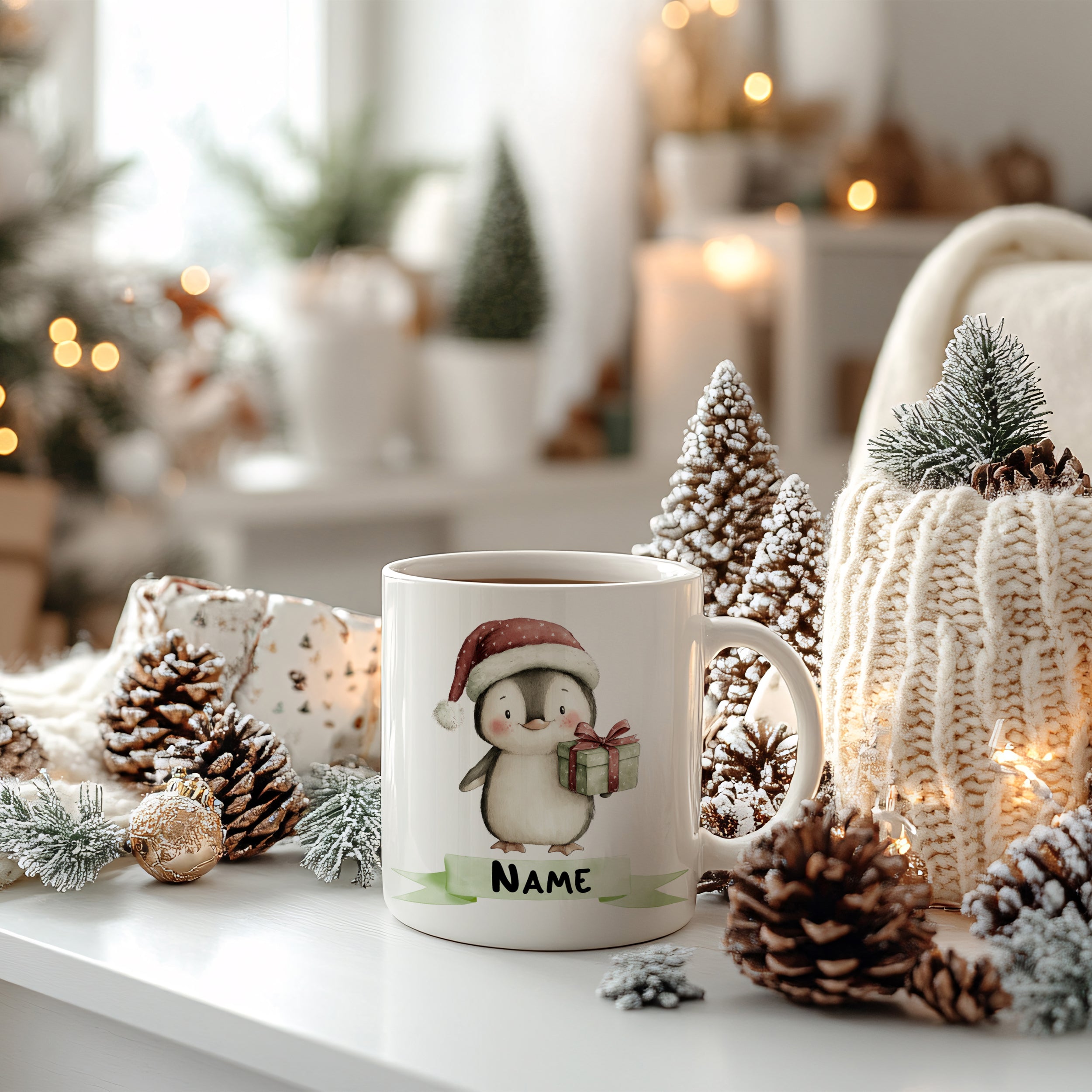 Tasse mit Pinguin, Weihnachtsmütze und Geschenk, personalisierbar.