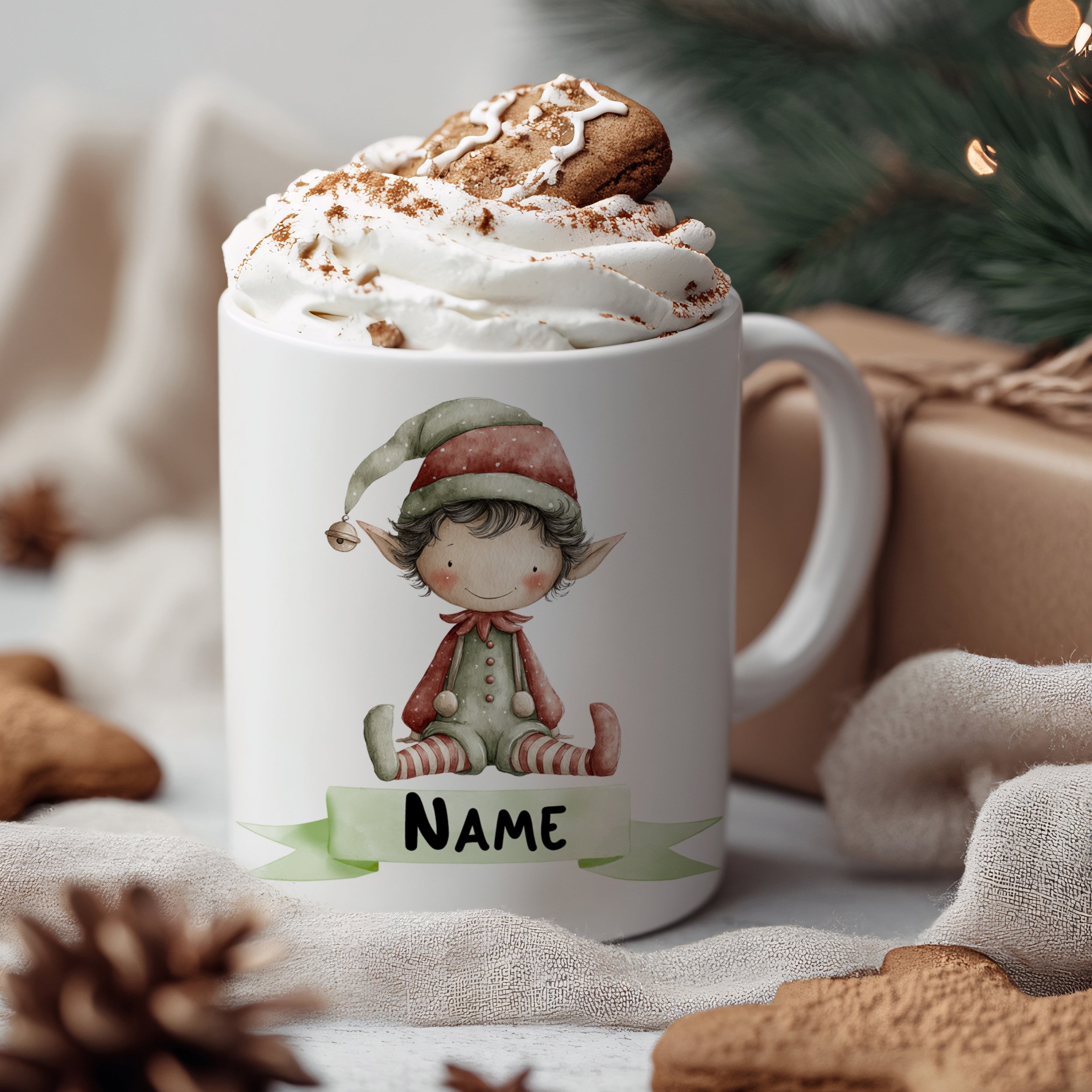 Weißer Becher mit Weihnachtself und personalisierbarem Namen.