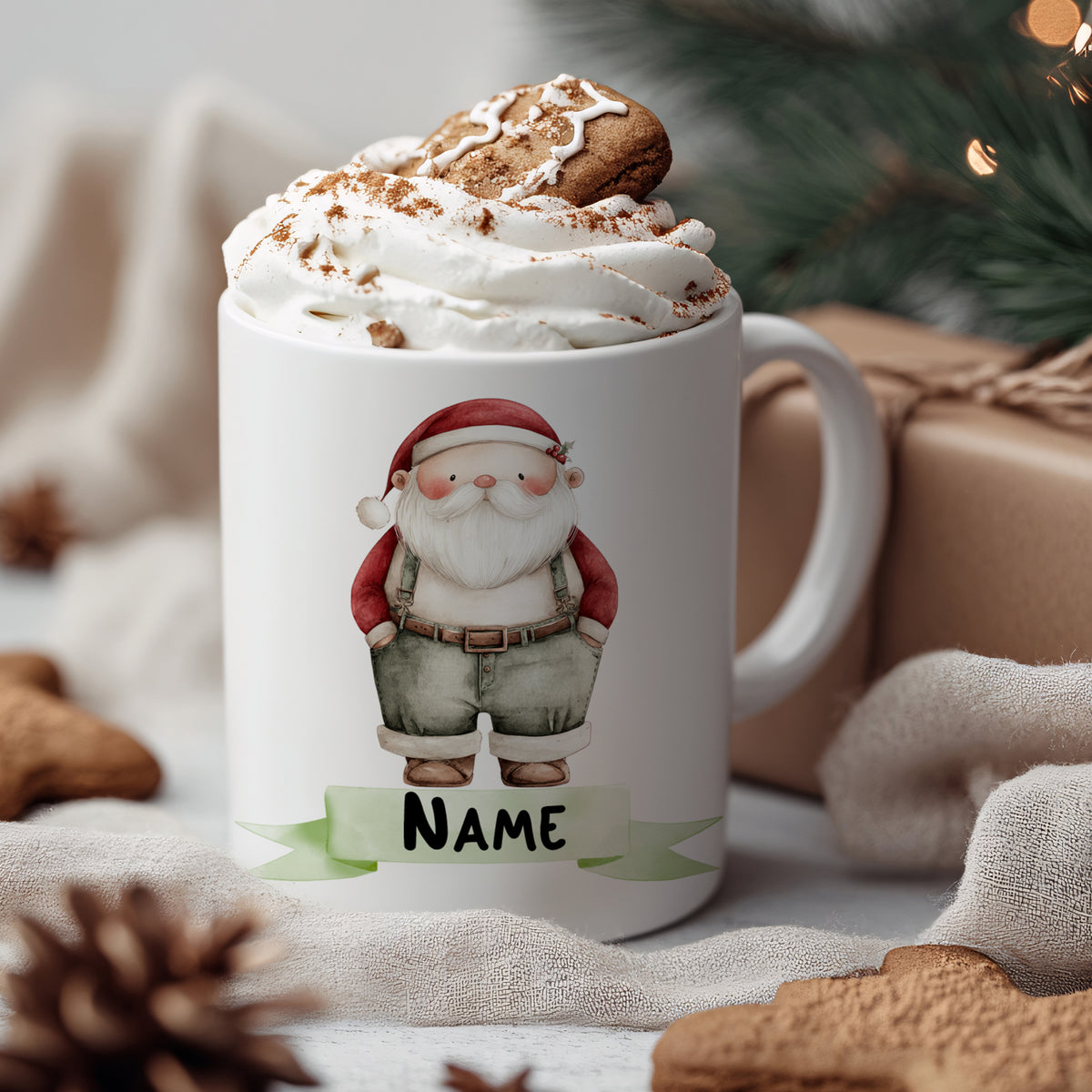 Weißer Becher mit Weihnachtsmann-Motiv und Sahne.
