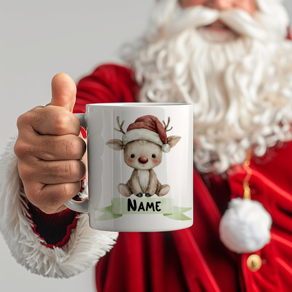 Weißer Becher mit Rentier-Motiv und personalisierbarem Namen.
