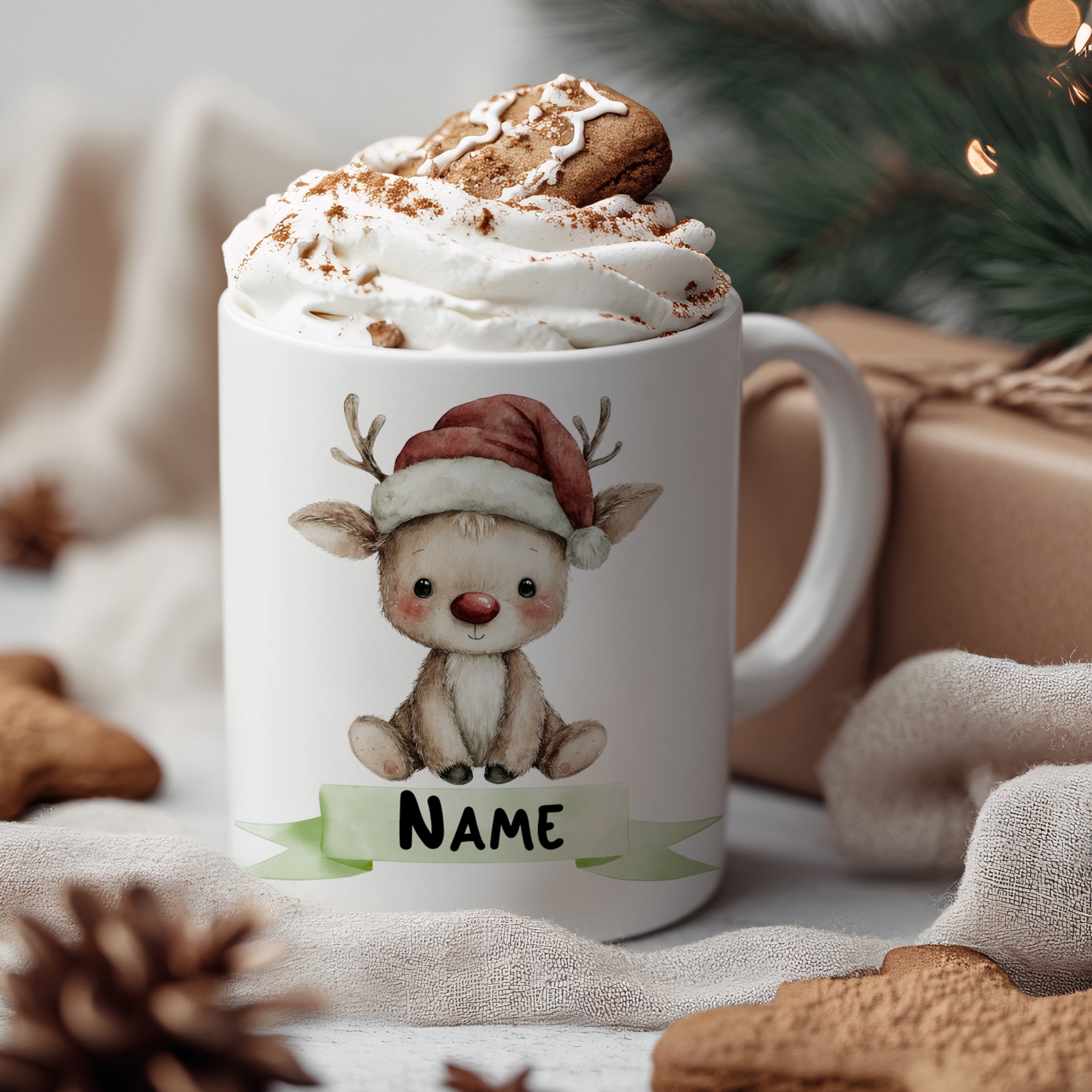 Tasse mit Rentier-Motiv, weiß, personalisierbar, mit Sahne und Keks.