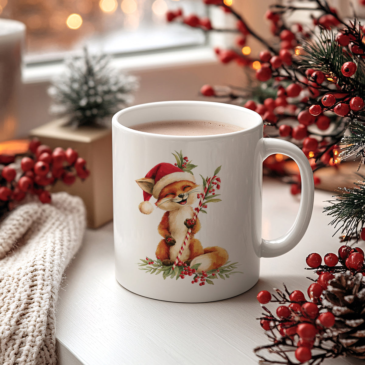Weiße Tasse mit Weihnachts-Fuchs-Motiv und Kakao.