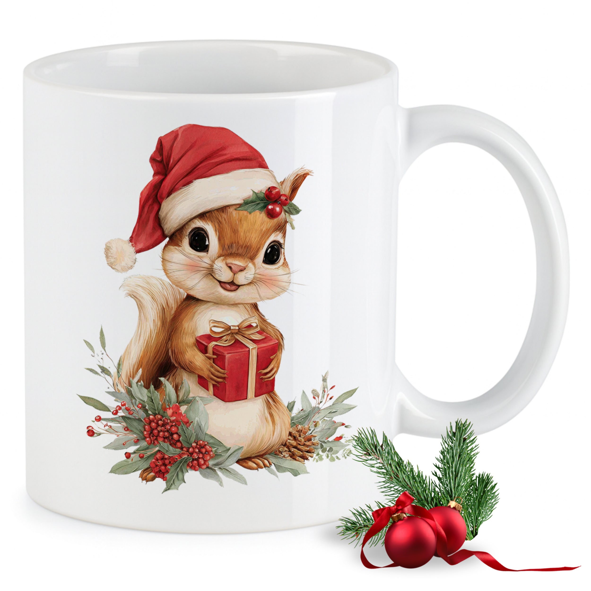 Weißer Kaffeebecher mit einem Weihnachts-Eichhörnchen und Geschenk.
