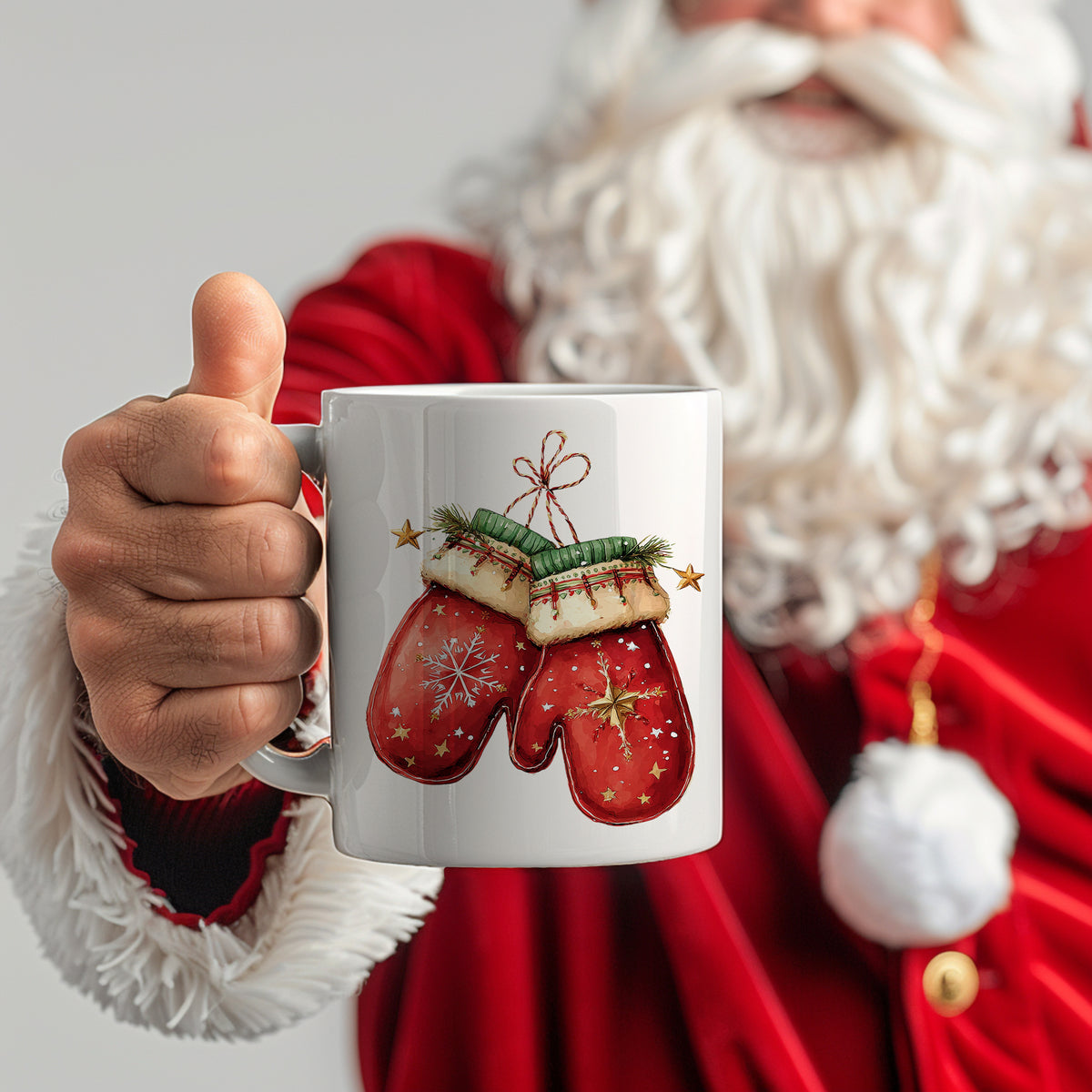 Weißer Becher mit roten Handschuhen und Weihnachtsmotiven.