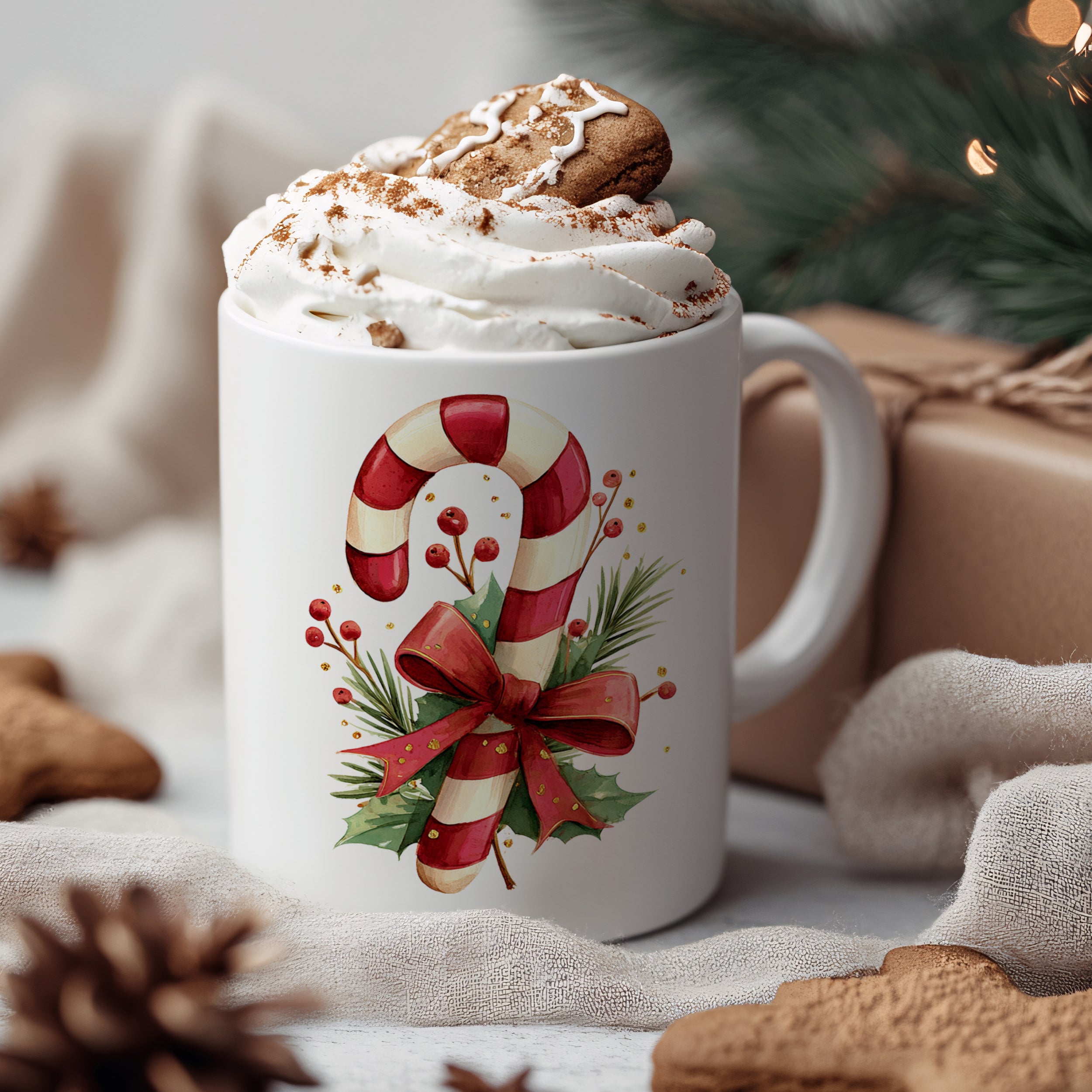 Weißer Becher mit rot-weißer Zuckerstange und Weihnachtsdekor.
