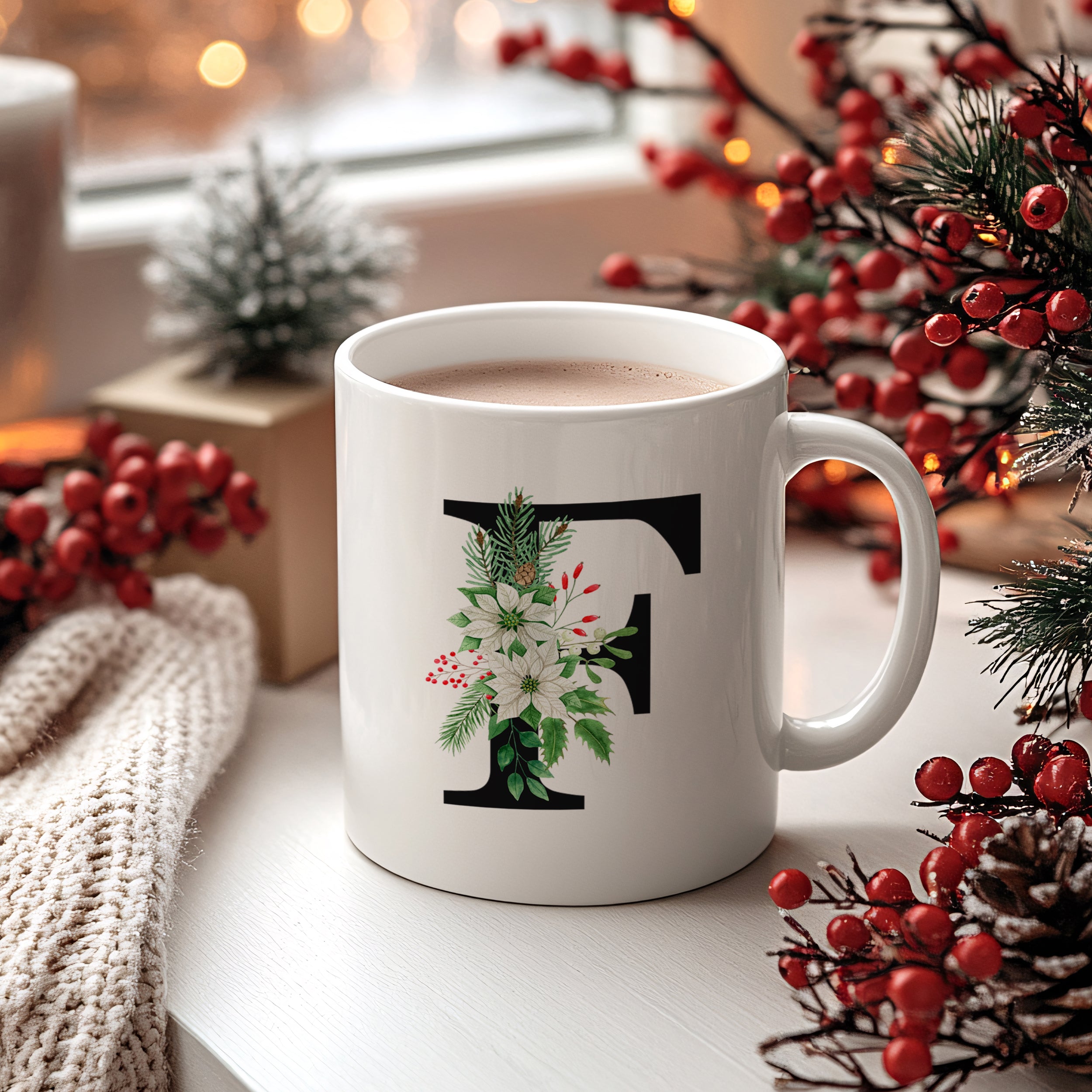Weißer Becher mit floralem F-Motiv und heißem Getränk.