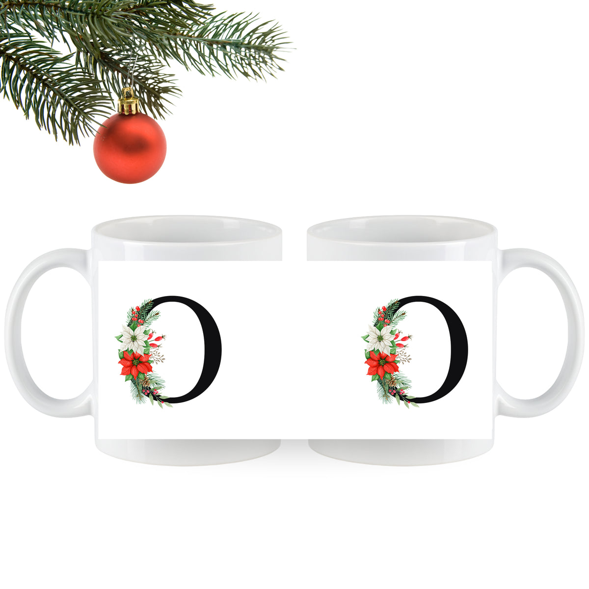Weiße Tassen mit schwarzem Buchstaben und Weihnachtskranz-Dekor.