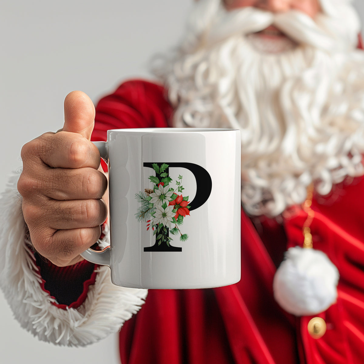 Weißer Becher mit floralem Design und schwarzem Buchstaben P.