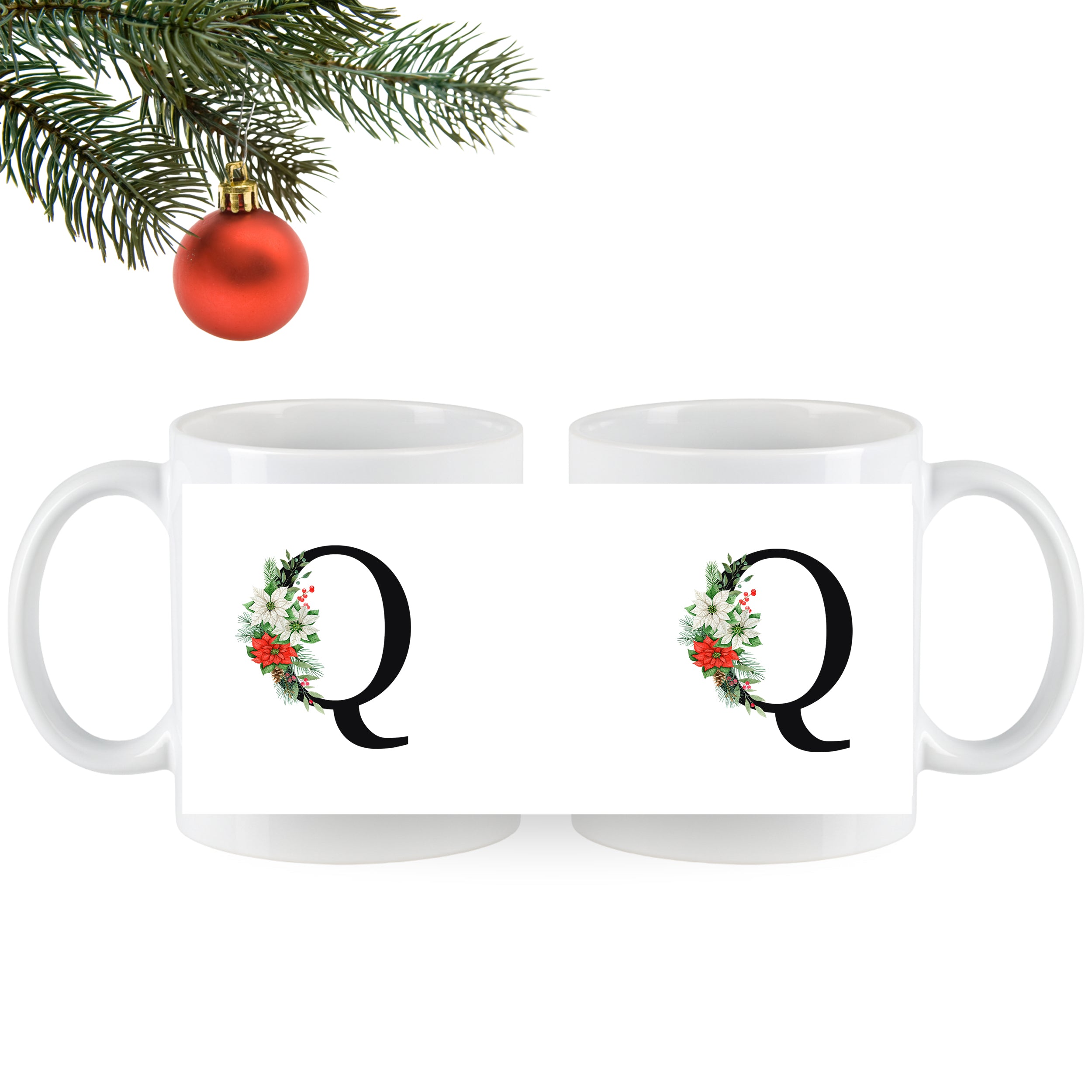 Weiße Tasse mit floralem Buchstaben Q und Weihnachtsdekor.