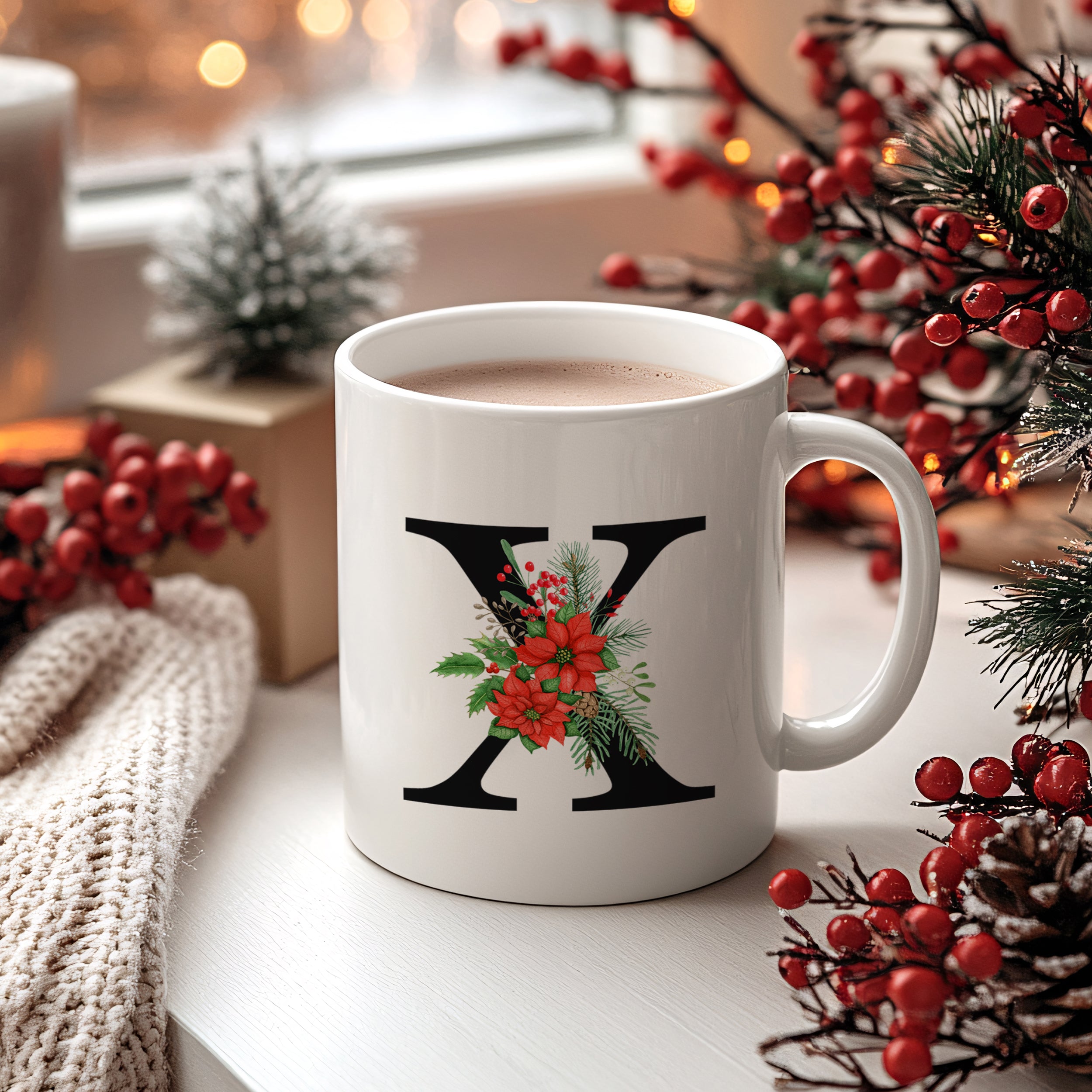 Weiße Tasse mit floralem Design und schwarzem X.