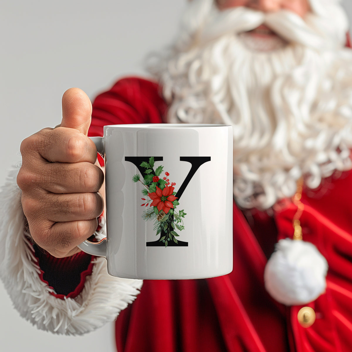 Weißer Becher mit floralem Buchstaben Y und Weihnachtsmotiven.