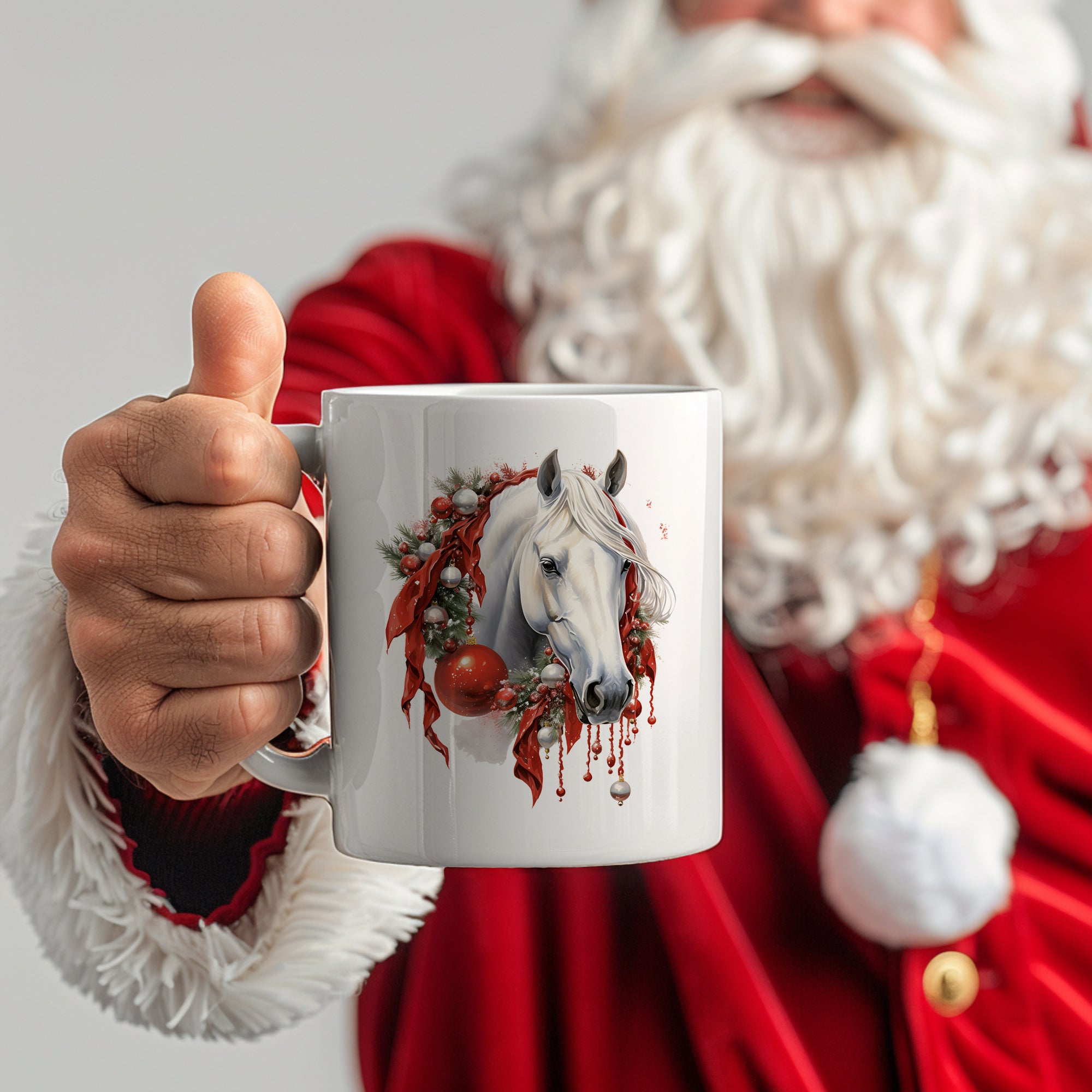 Weißer Becher mit Pferdemotiv und Weihnachtskranz.