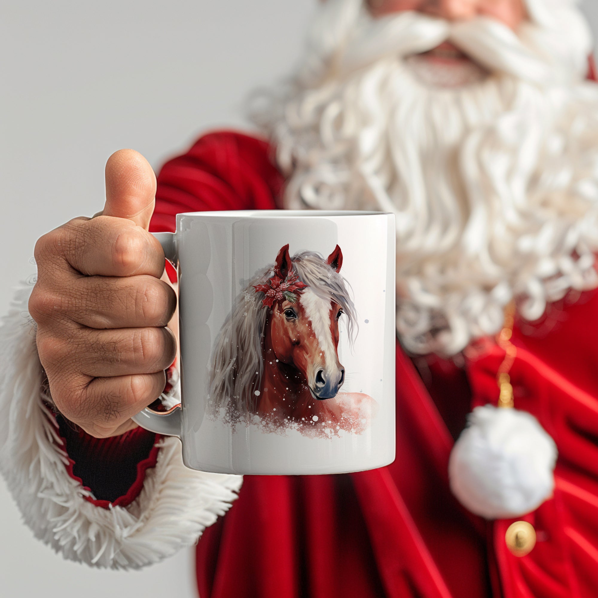 Tasse mit Pferdemotiv und rotem Weihnachtsmann-Hemd.