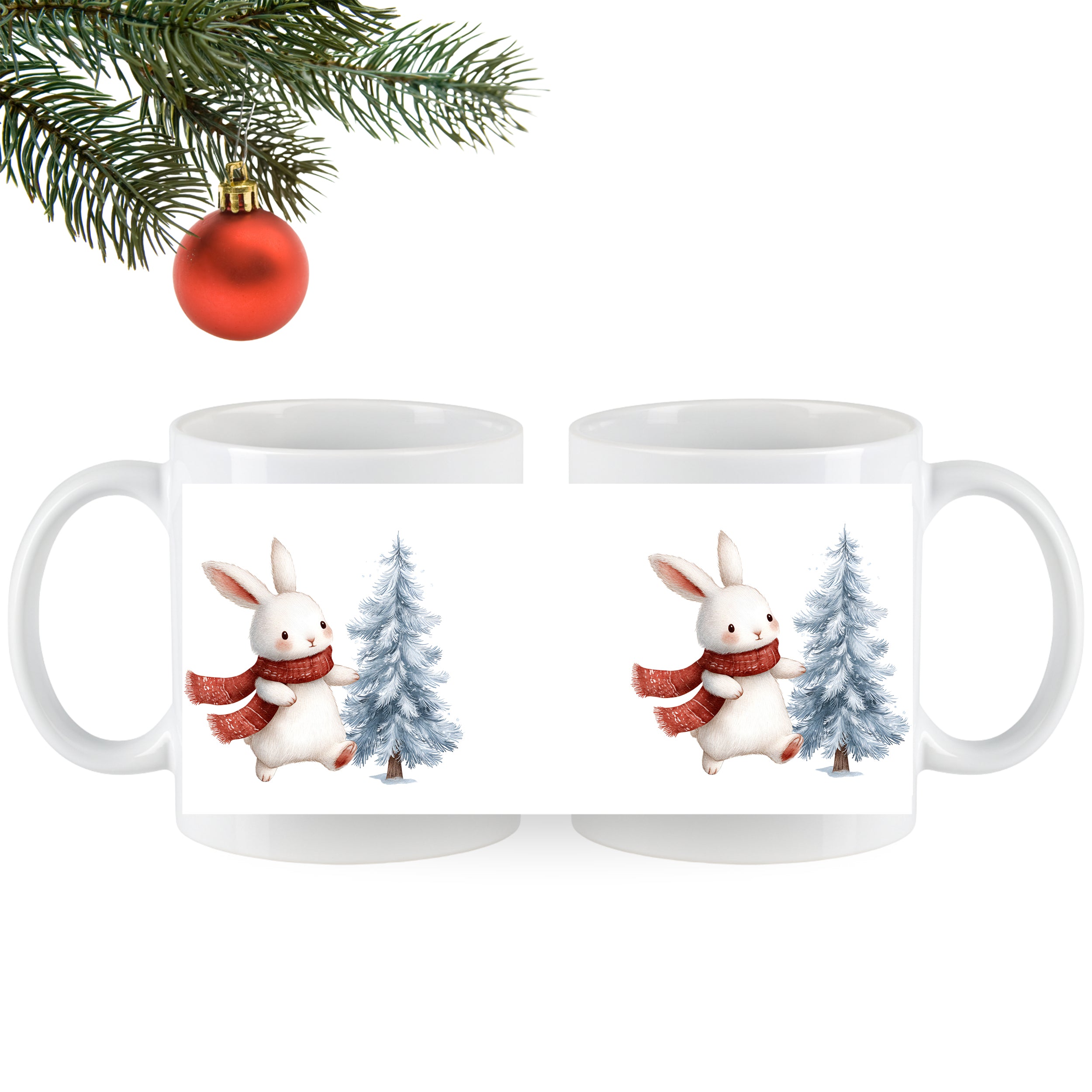 Weiße Tasse mit niedlichem Hasen und Tannenbäumen.