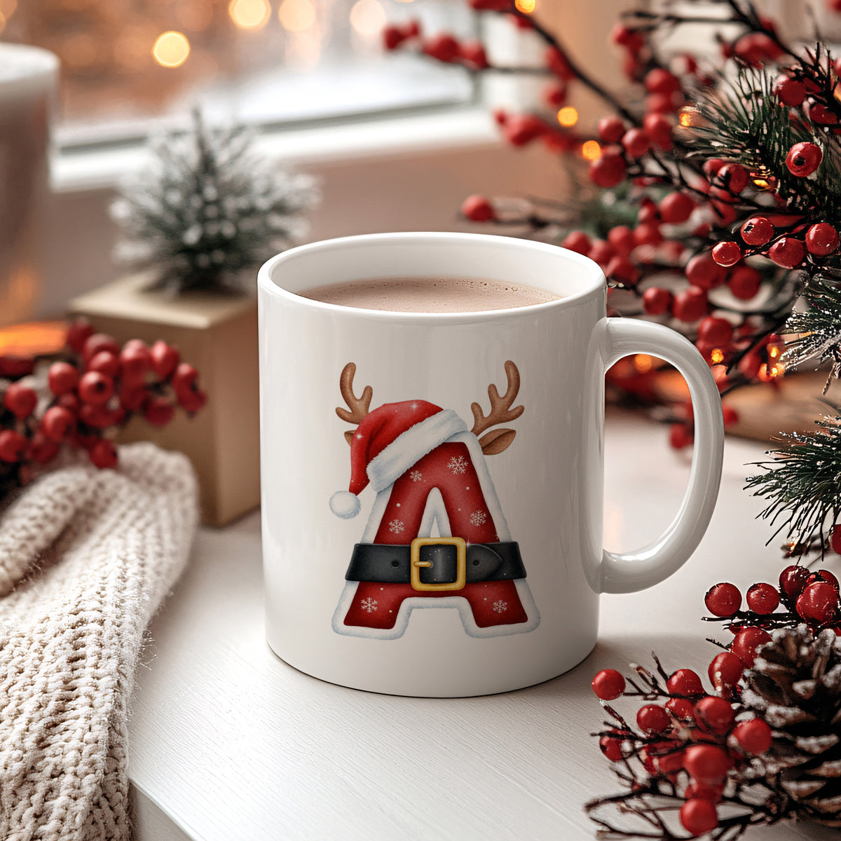 Weißer Becher mit Weihnachtsmotiv und rotem Buchstaben A.