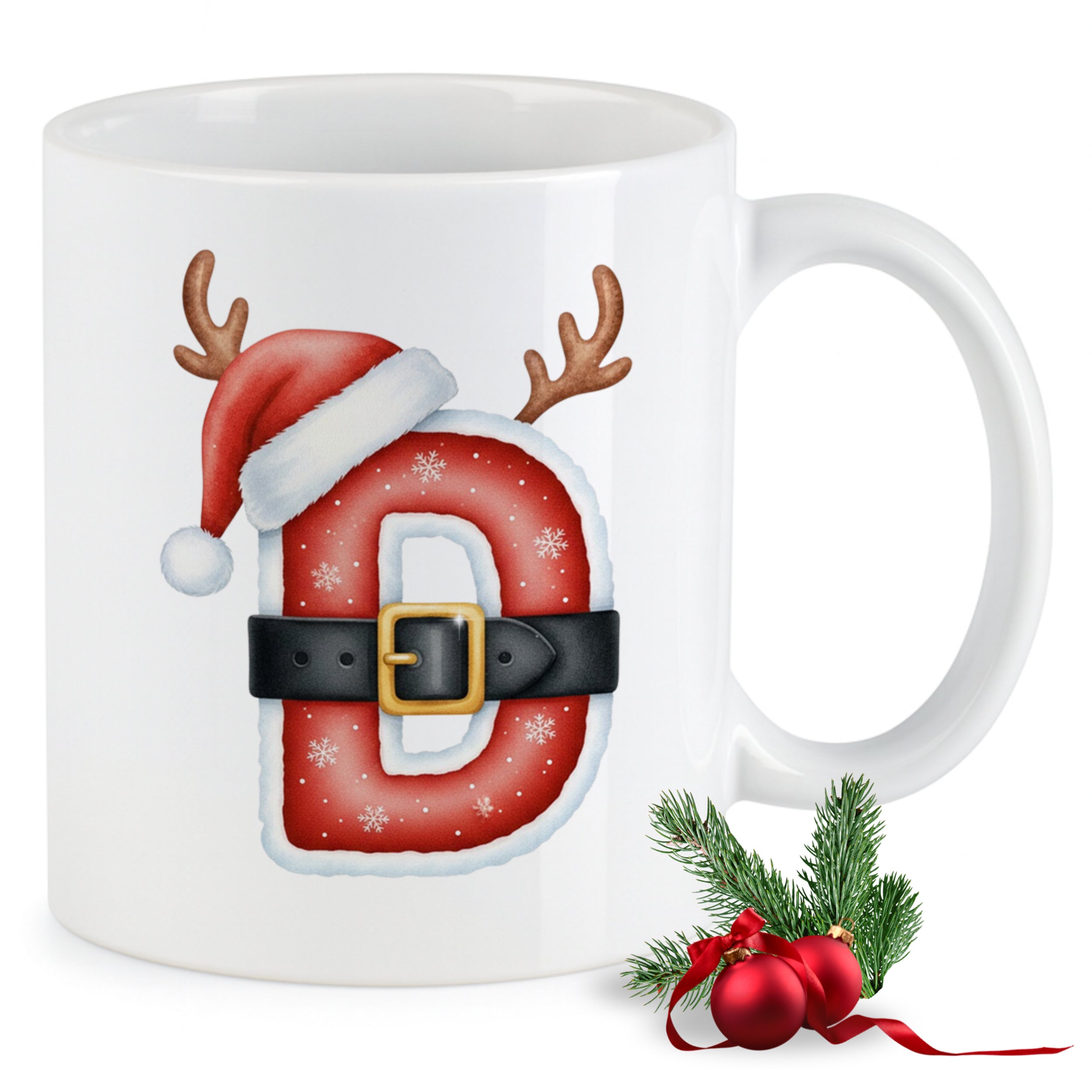 Weihnachtliche Tasse mit rotem Buchstaben D und Dekoration.