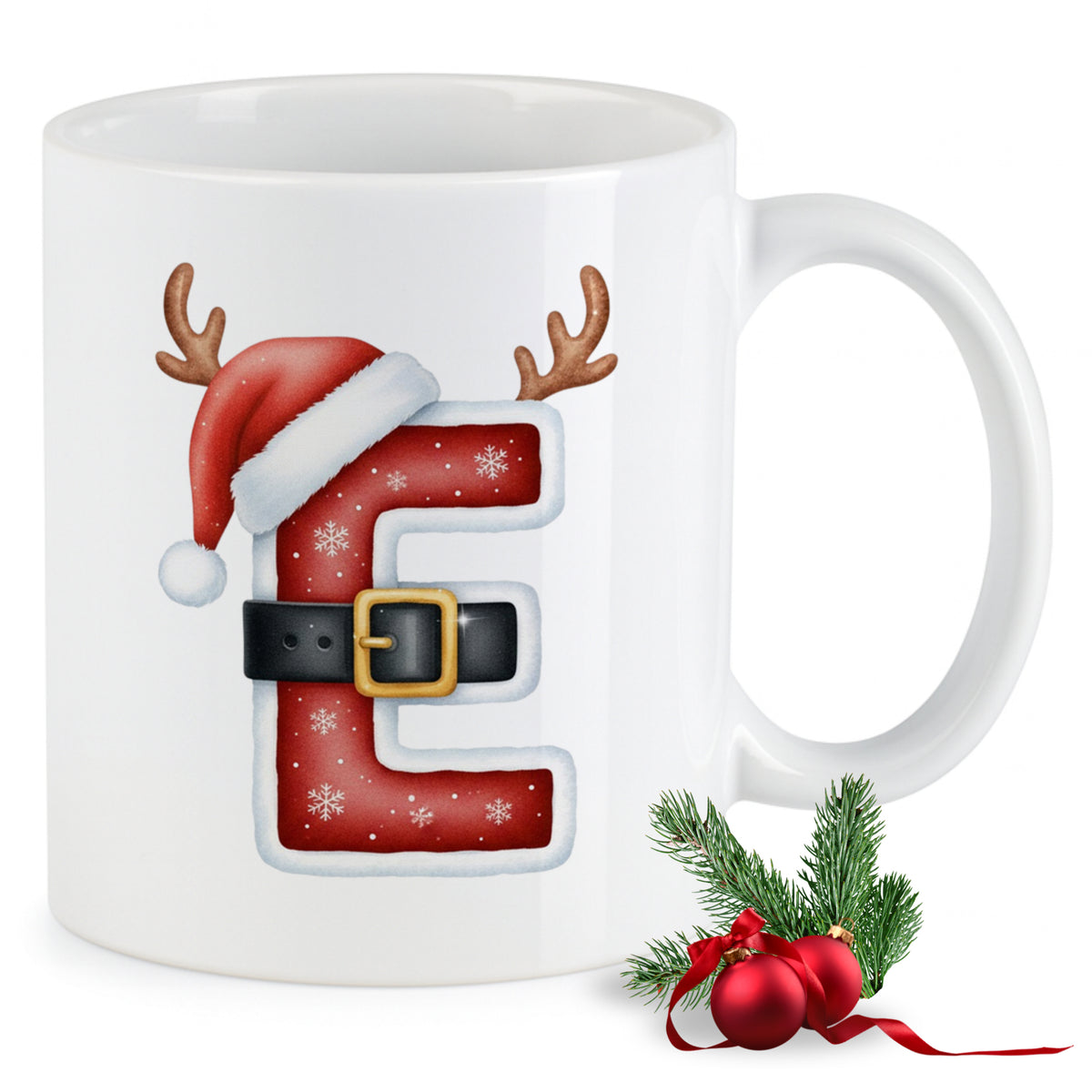 Weißer Weihnachtsbecher mit rotem „E“, Rentiergeweih und Mütze.