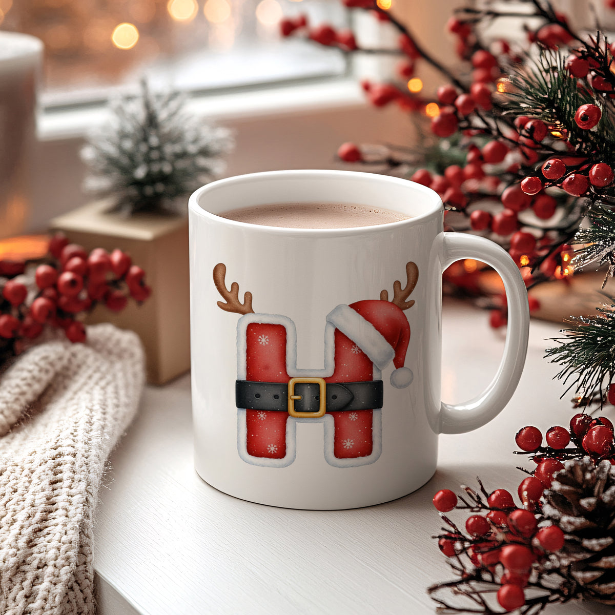 Weißer Becher mit rotem Weihnachtsdesign und Rentiergeweih.