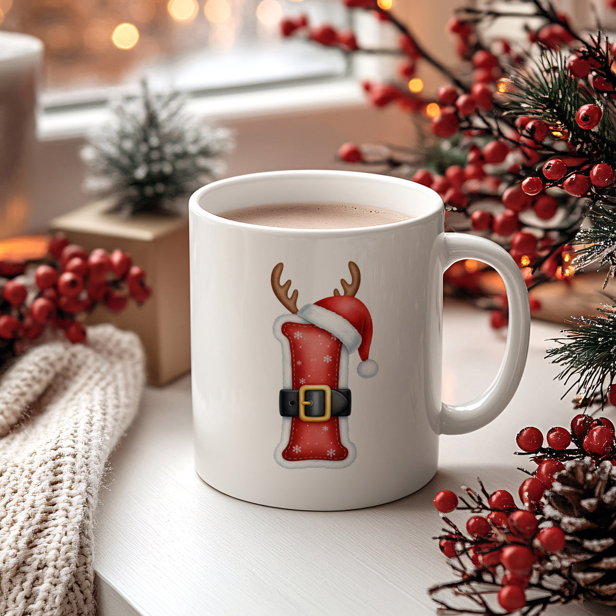 Weißer Kaffeebecher mit Rentiergeweih und Weihnachtsmütze.