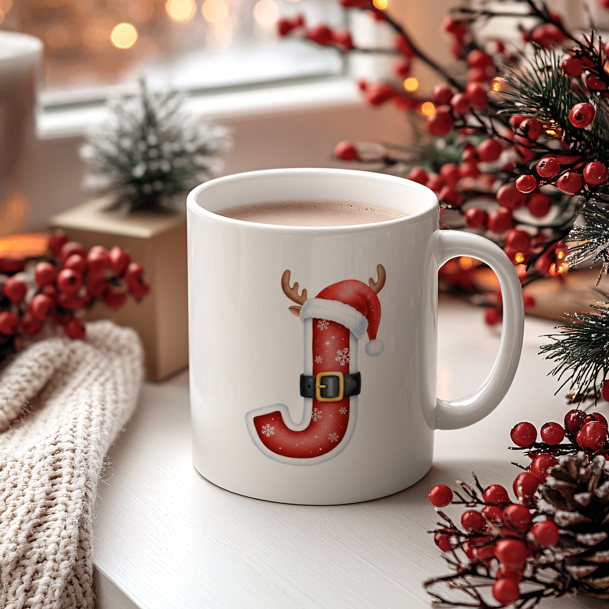 Weißer Becher mit rotem Weihnachtsmann-Motiv und heißem Getränk.