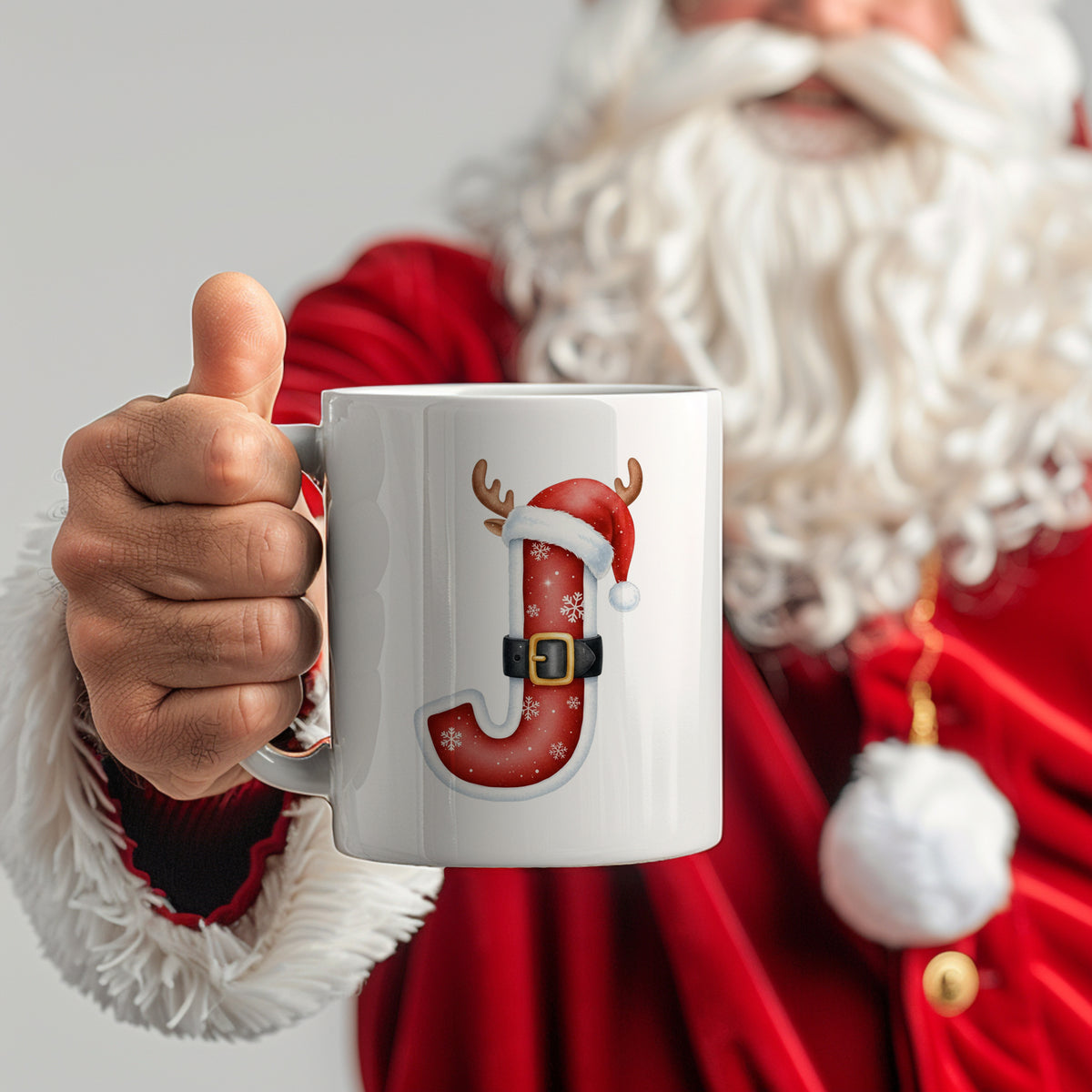 Weißer Becher mit rotem Weihnachtsmann-Motiv und Buchstaben J.