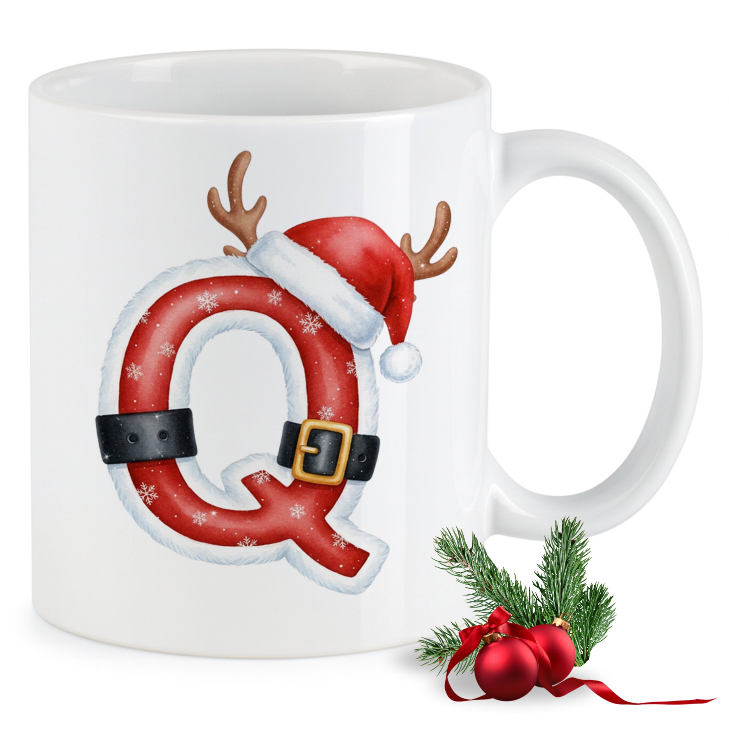 Weißer Becher mit rotem Weihnachts-Q und Rentiergeweih.