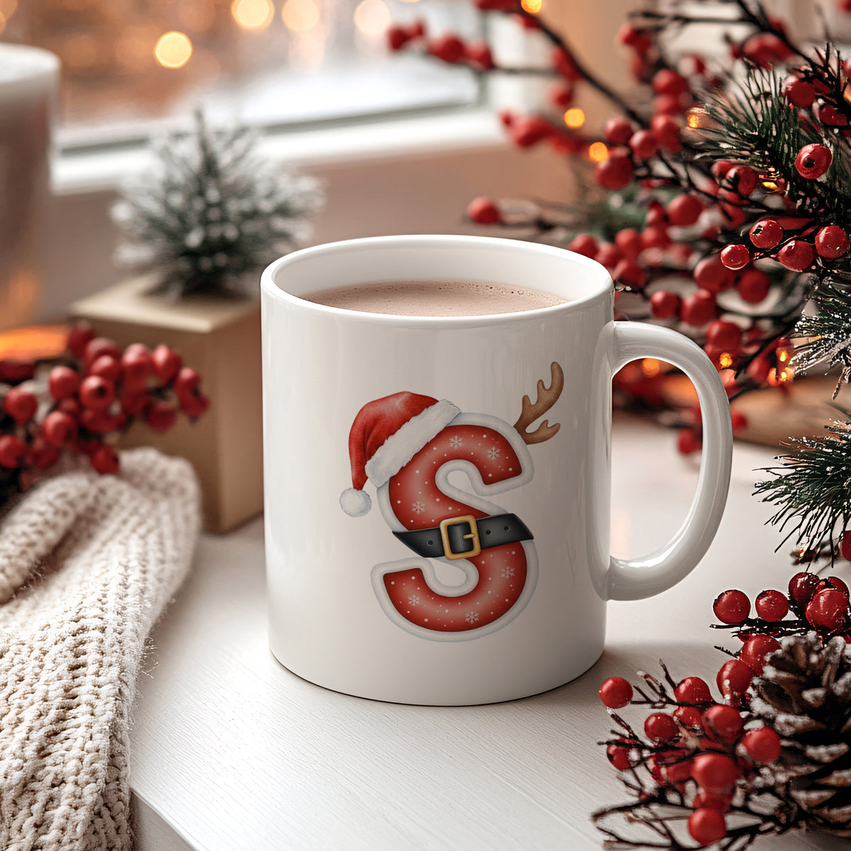 Weißer Becher mit Weihnachtsmotiv und heißem Getränk.