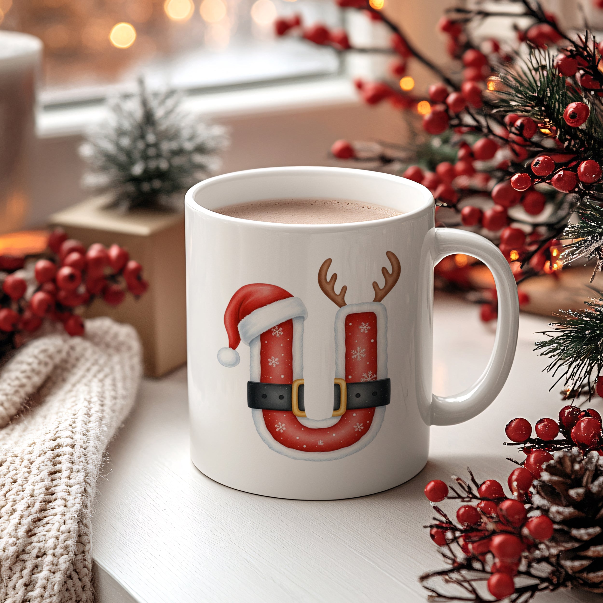Weißer Becher mit Weihnachtsmotiv, rot und braun, heißer Kakao.