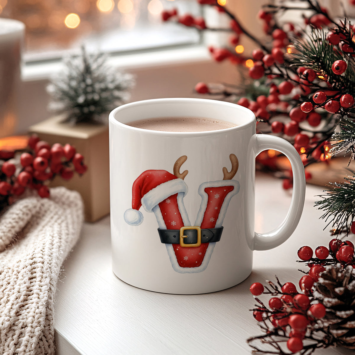 Weißer Kaffeebecher mit rotem Weihnachtsdesign und Buchstaben V.