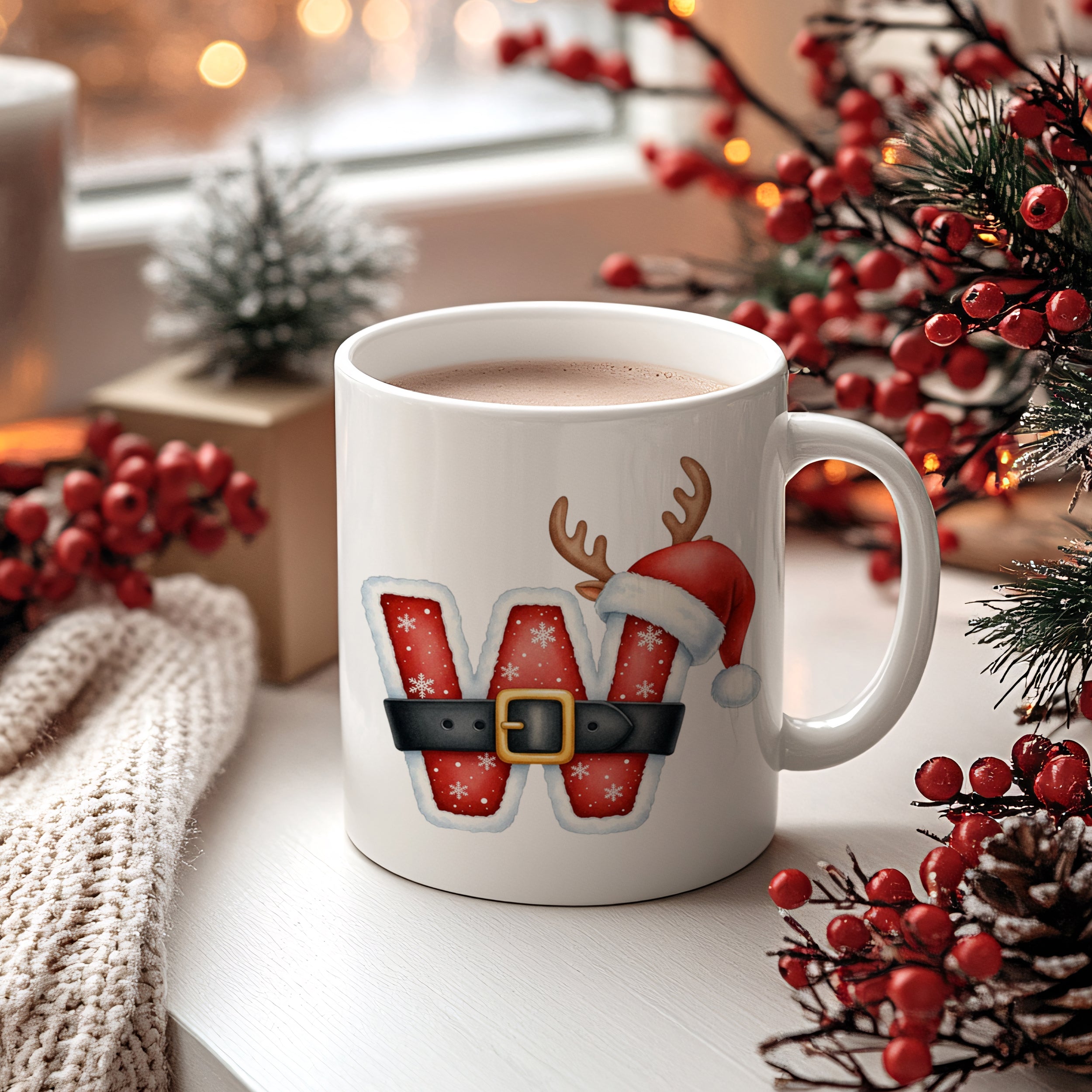 Weißer Becher mit rotem Weihnachtsdesign und Rentiergeweih.