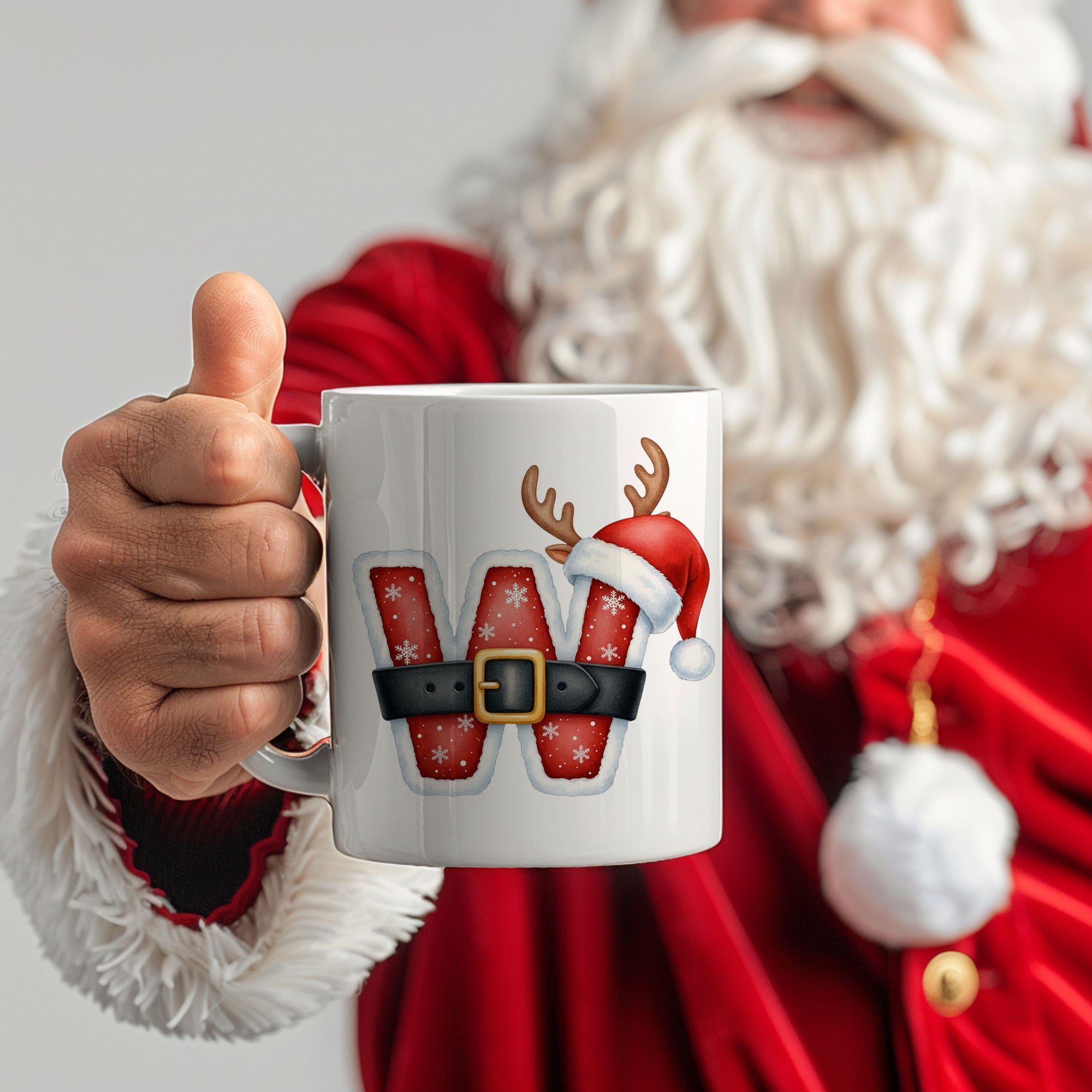 Weihnachtstasse mit rotem Design und Rentiergeweih.