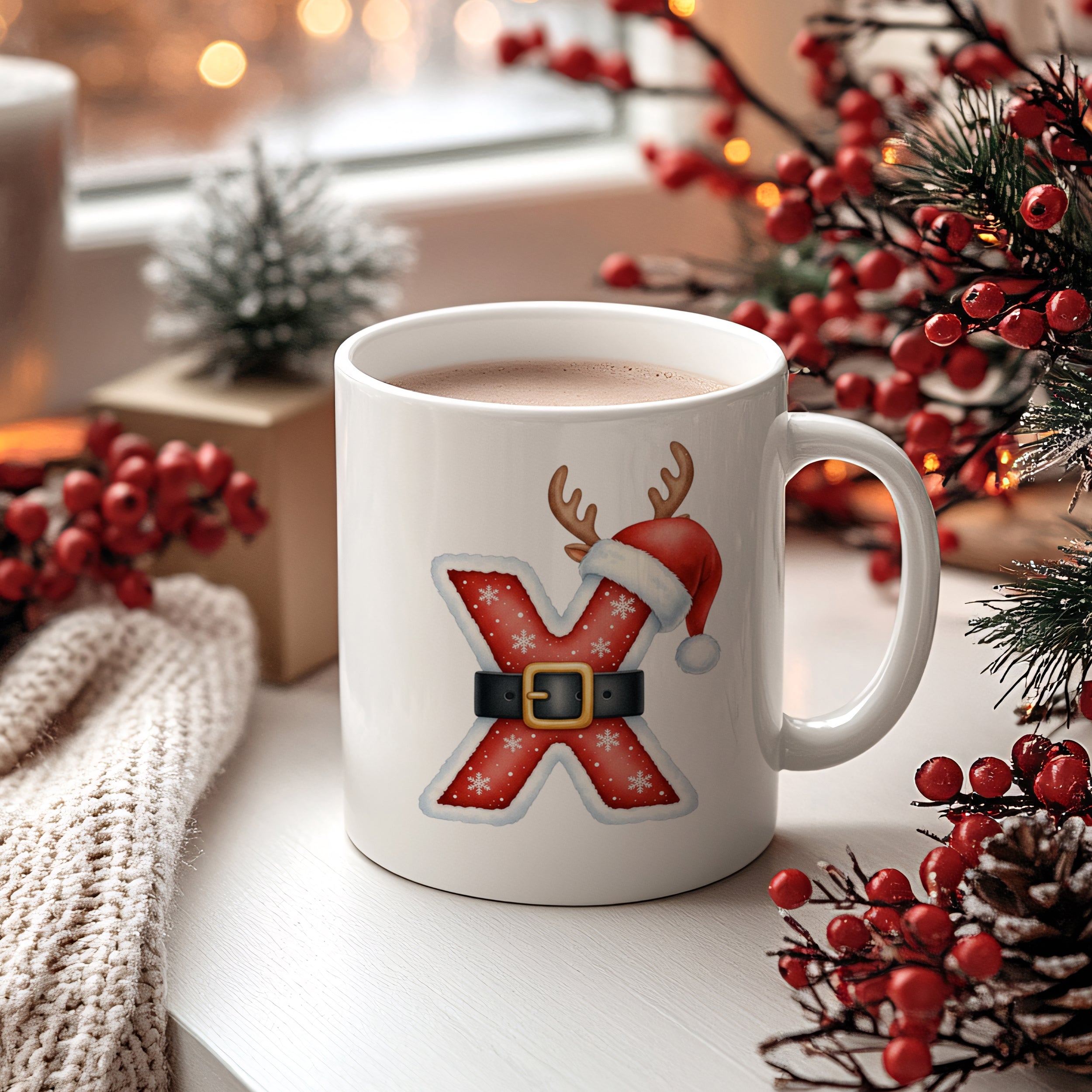 Weißer Weihnachtsbecher mit rotem X, Rentiergeweih und Mütze.