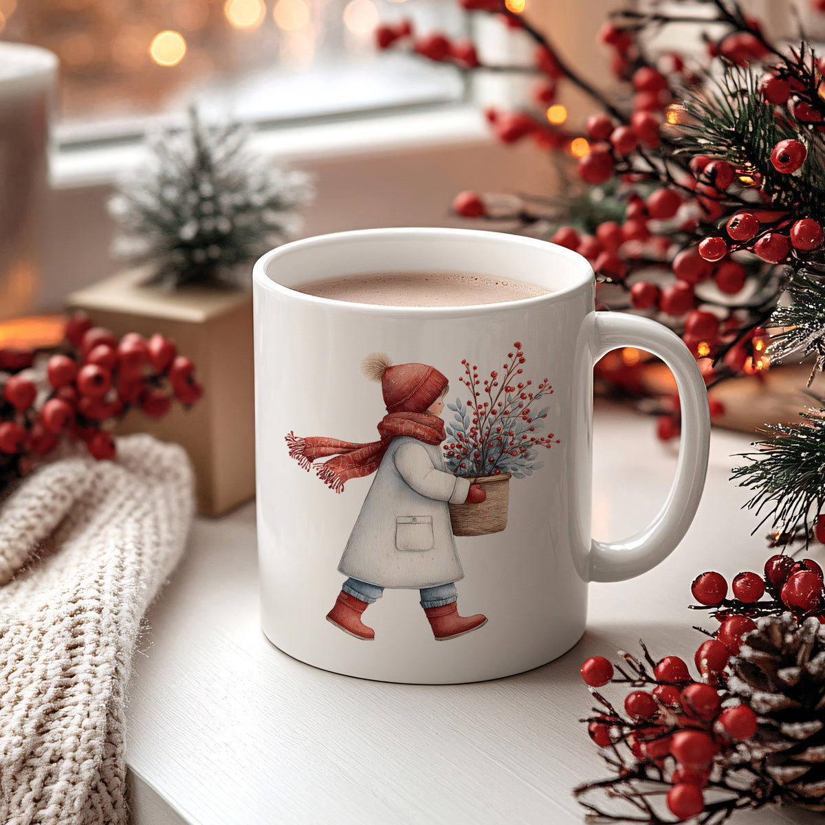 Tasse mit winterlicher Szene und roten Beeren.