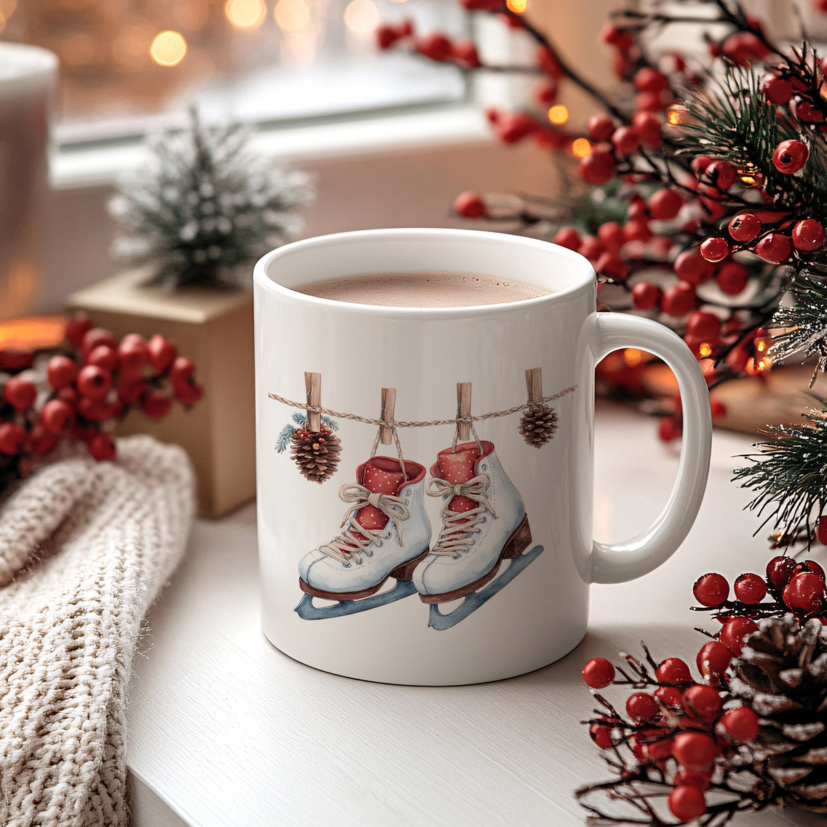 Tasse mit Eiskunstlaufschuhen und Weihnachtsdekoration.