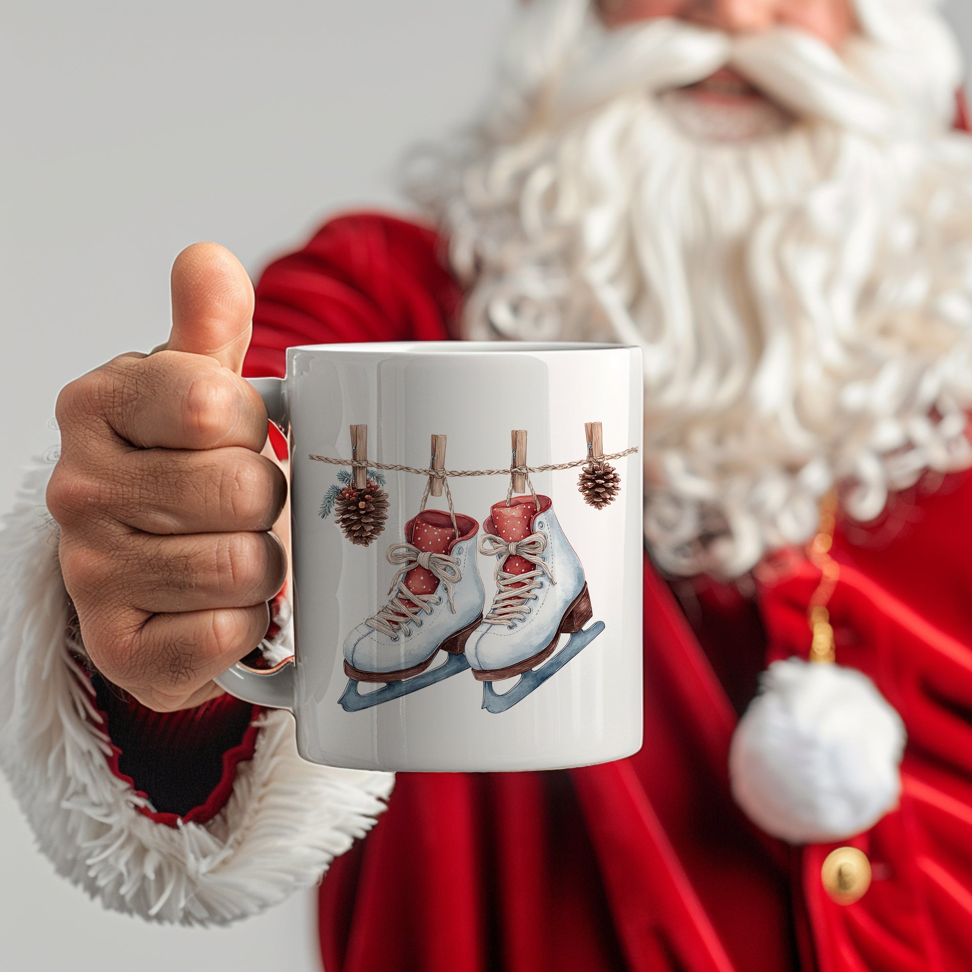 Tasse mit Eishockeyschlittschuhen und Weihnachtsdeko.