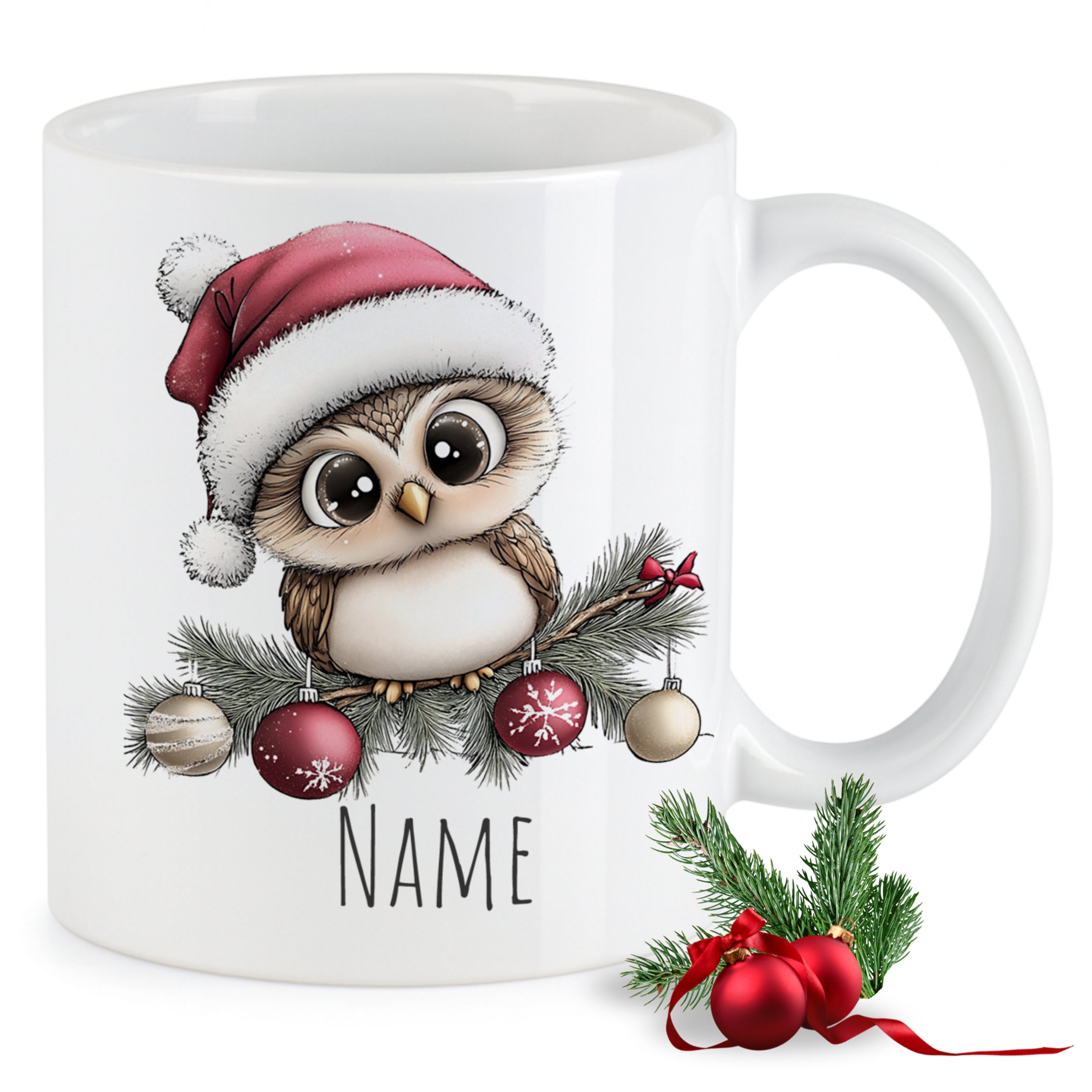 Weißer Becher mit Eule im Weihnachtsmann-Hut und Ornamenten.