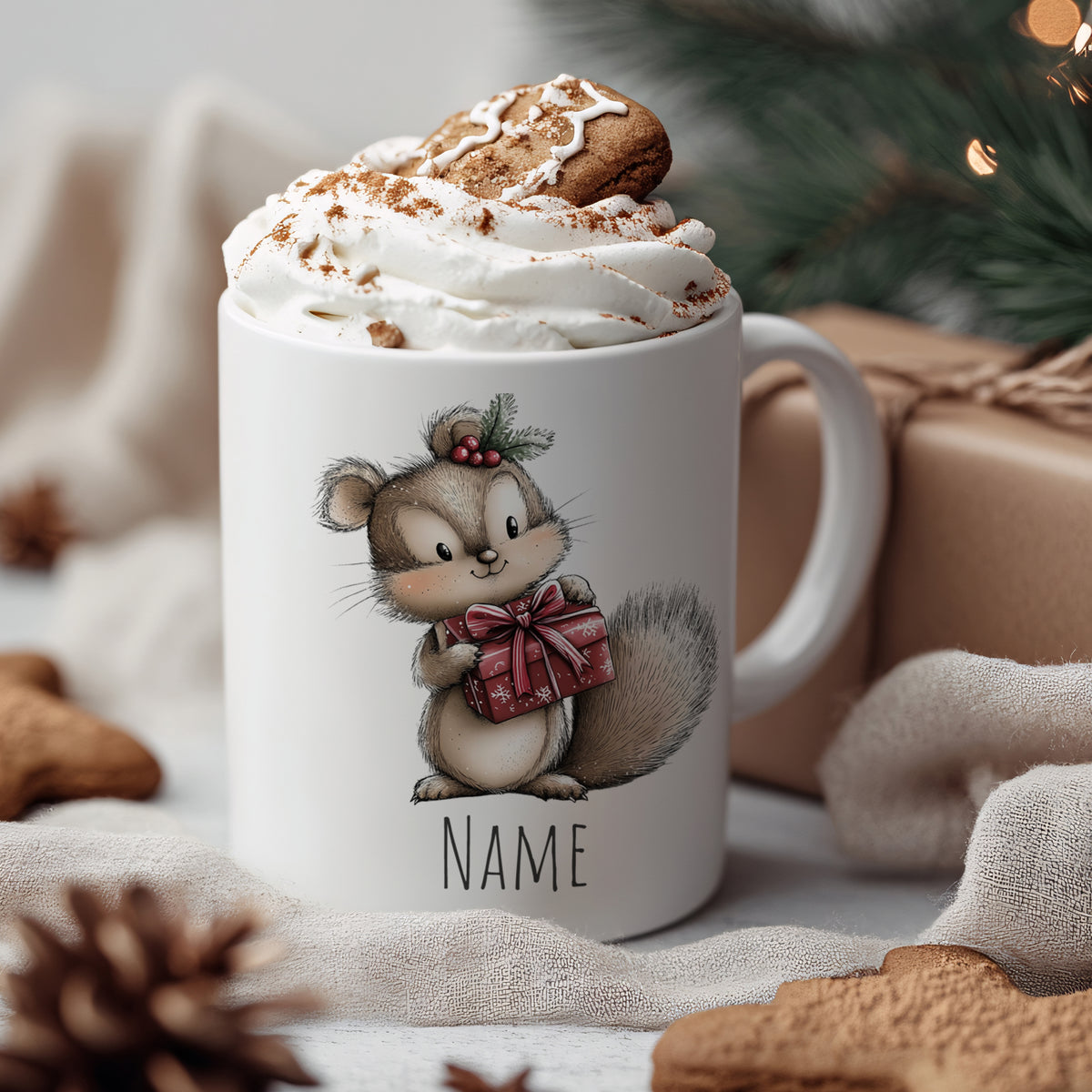 Tasse mit Eichhörnchen-Design, weiß, mit Sahne und Plätzchen.