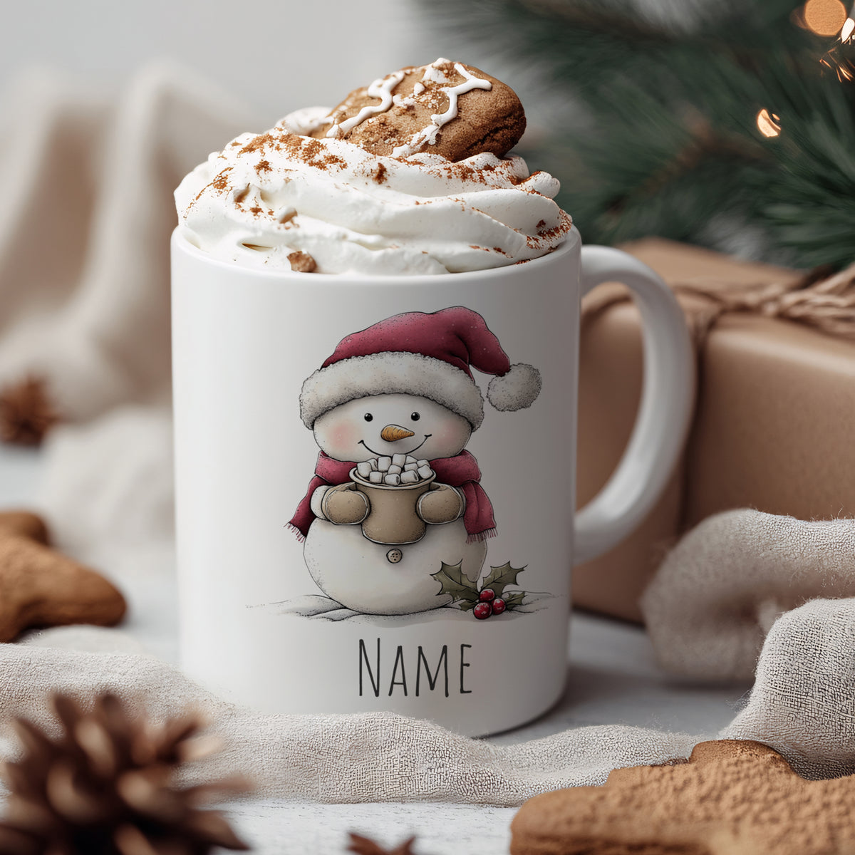 Weißer Becher mit Schneemann, rotem Hut und Sahne.
